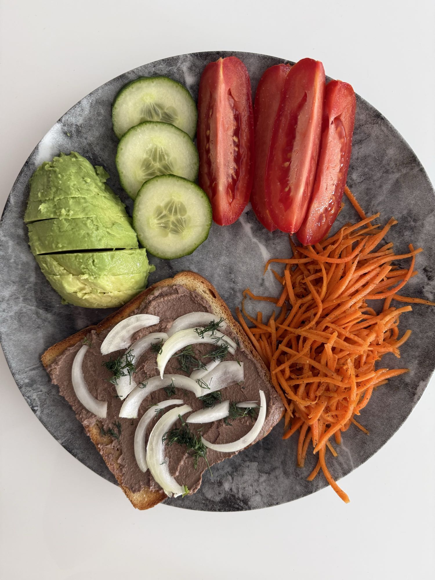 Tartine et légumes frais