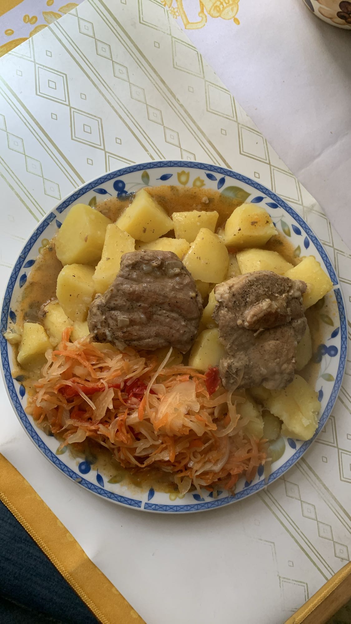 Ziemniaki z mięsem i surówką