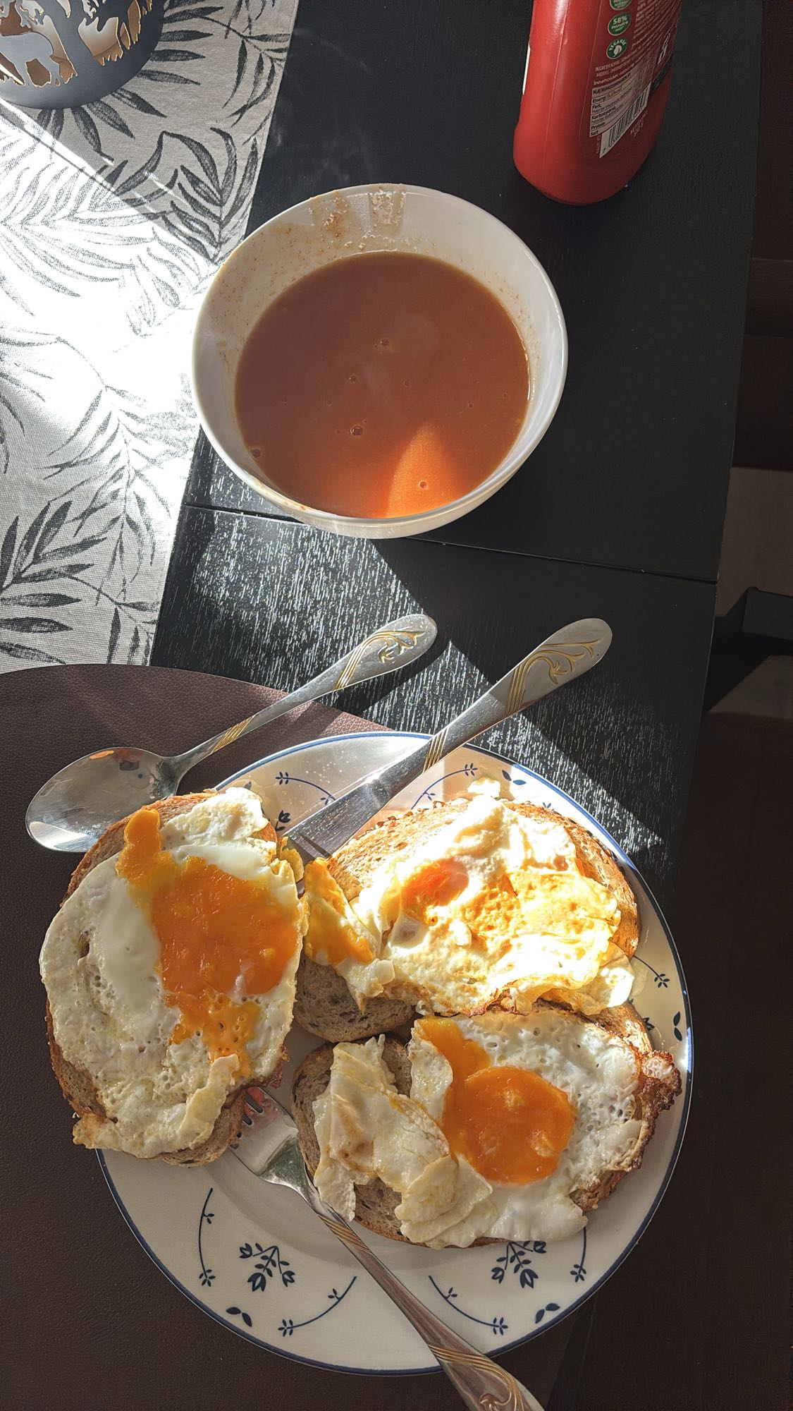 Eggs på brød med tomatsuppe