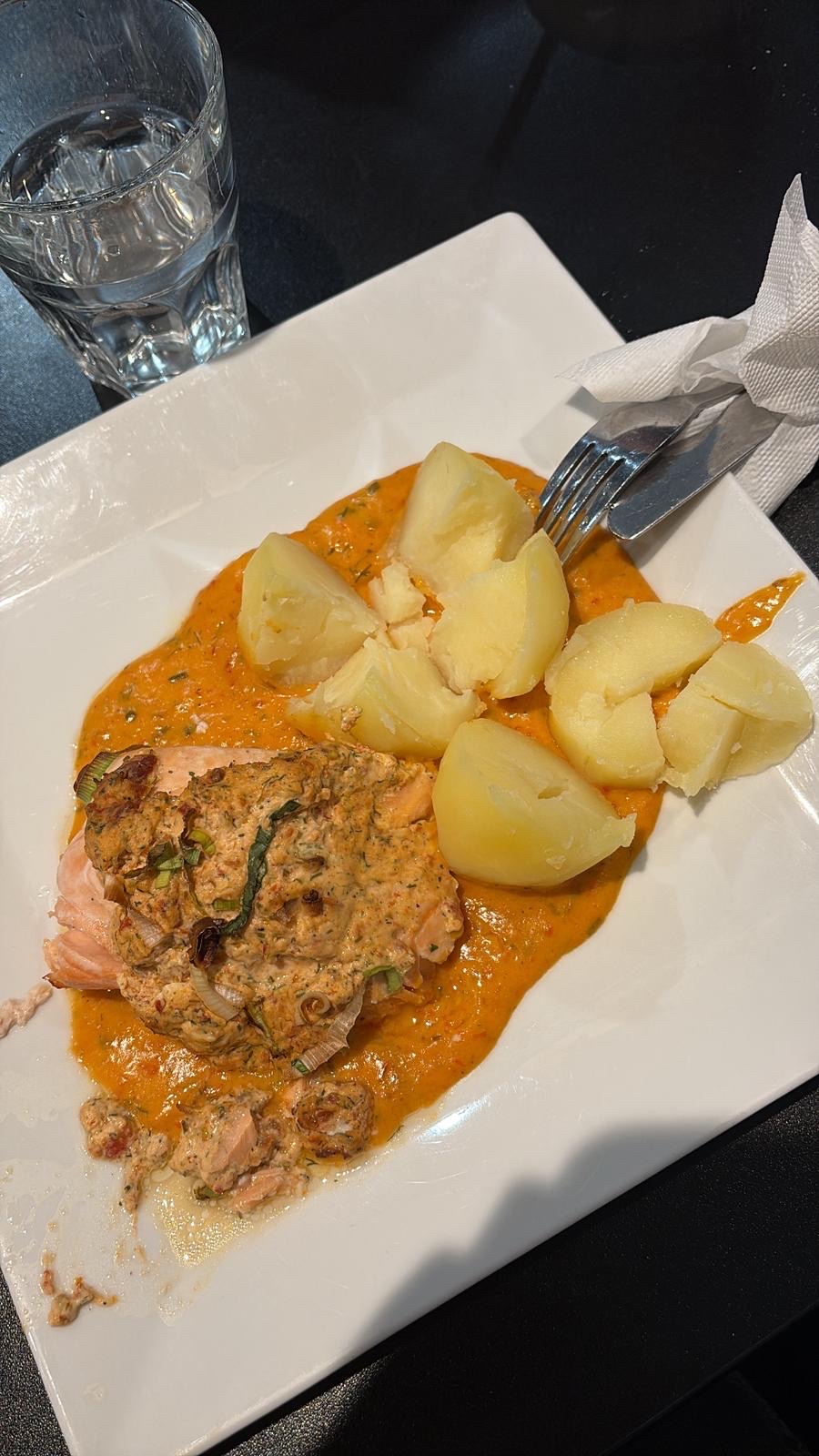 Lax med potatis och sås