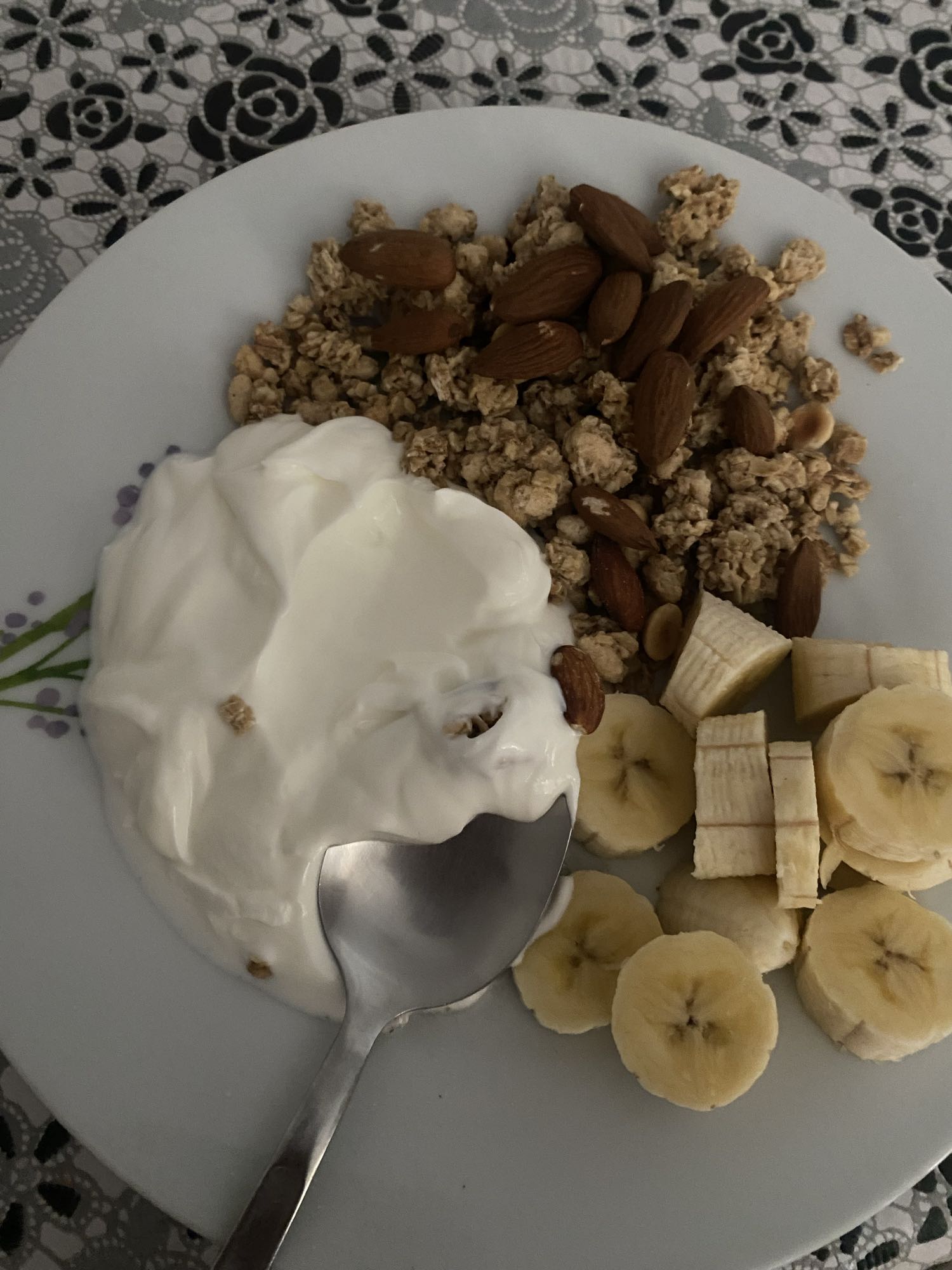 Yogur con granola y fruta