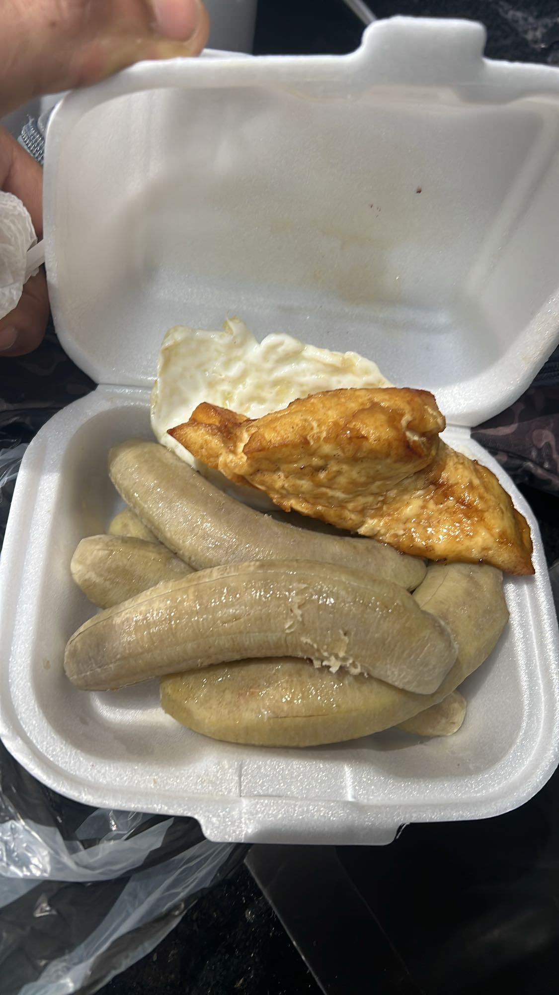 Pollo, huevo y plátano hervido