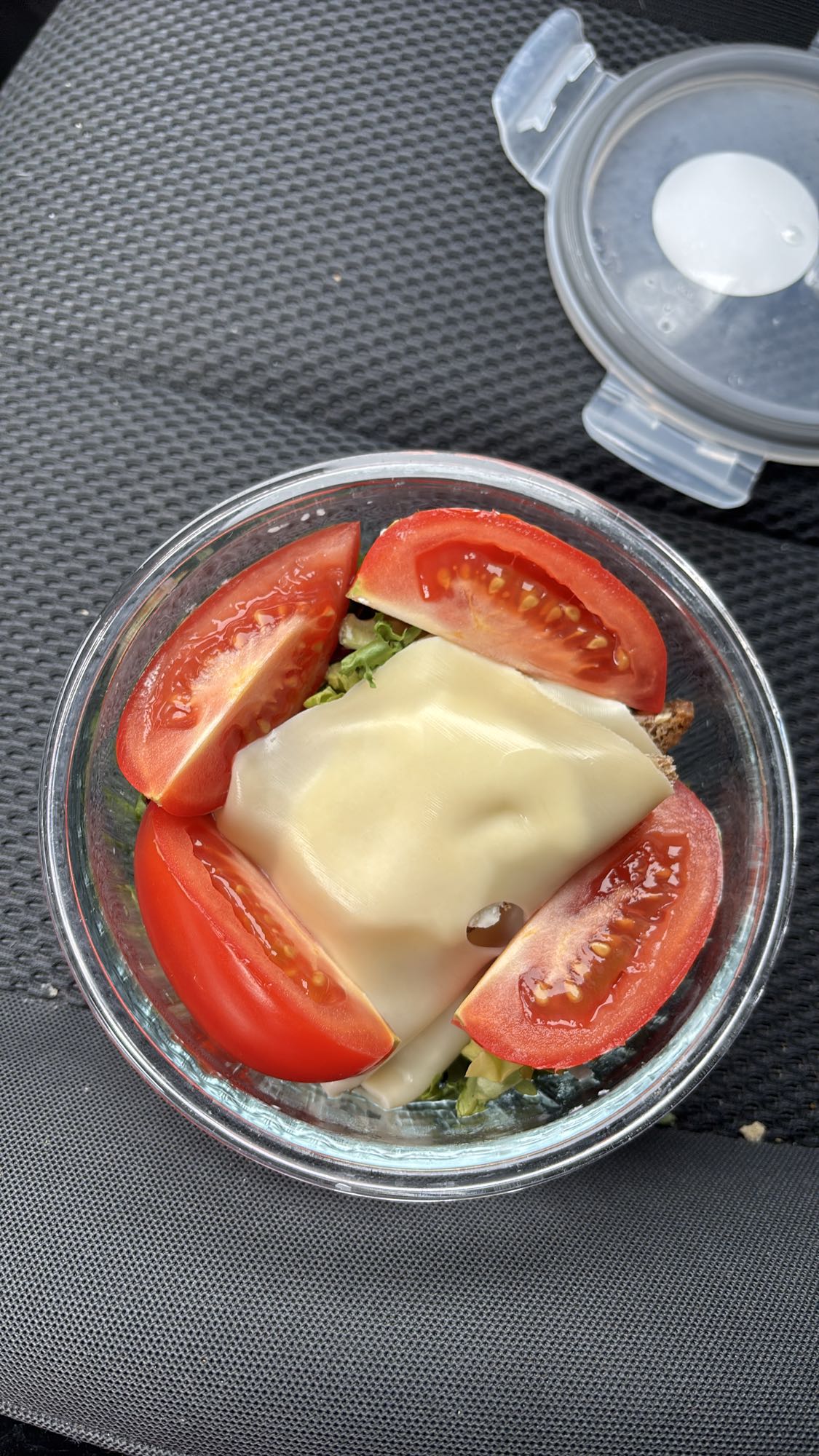 Sałatka z serem i pomidorem