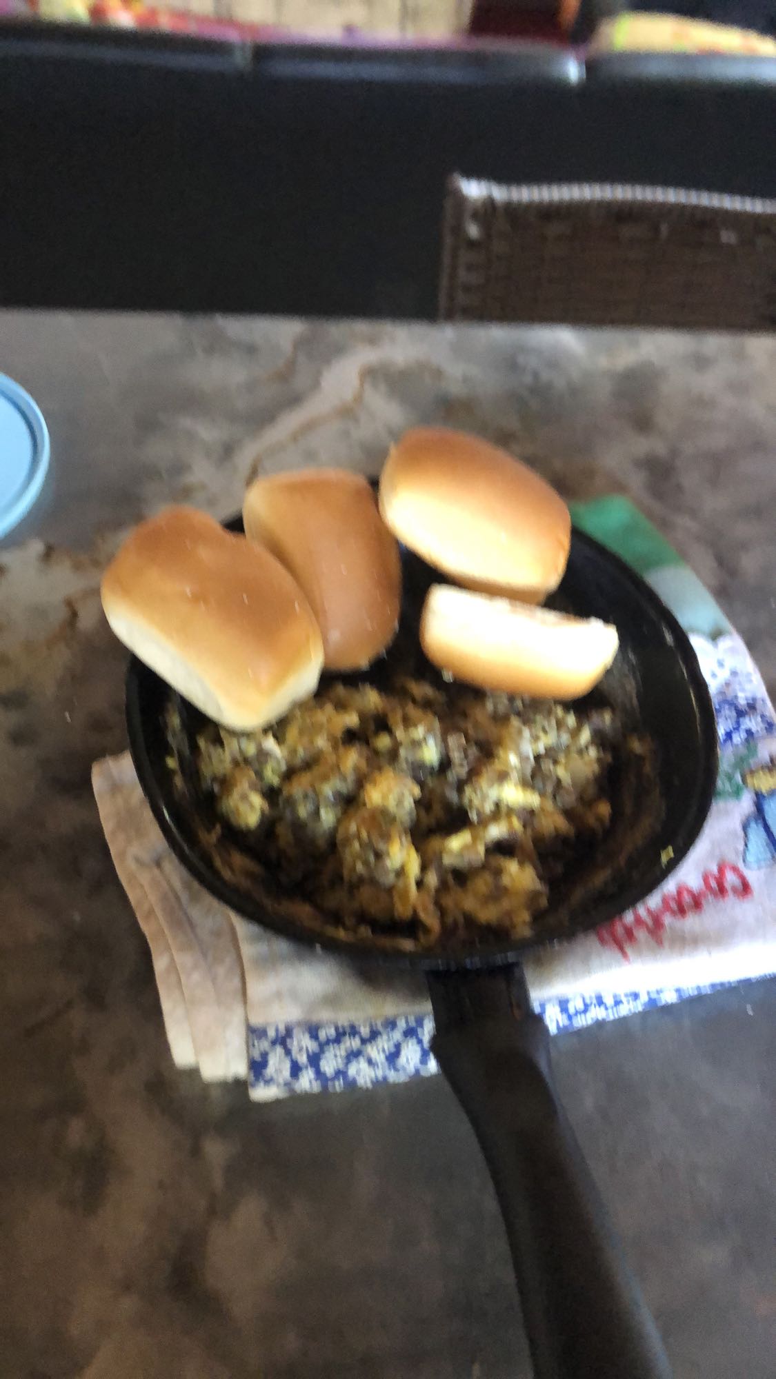 Pães com ovos e carne