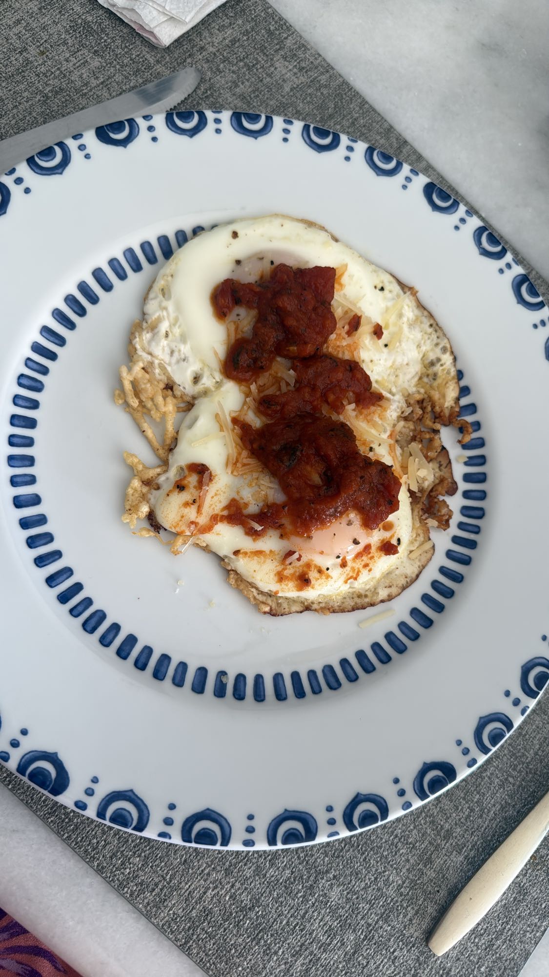 Huevos con salsa y queso