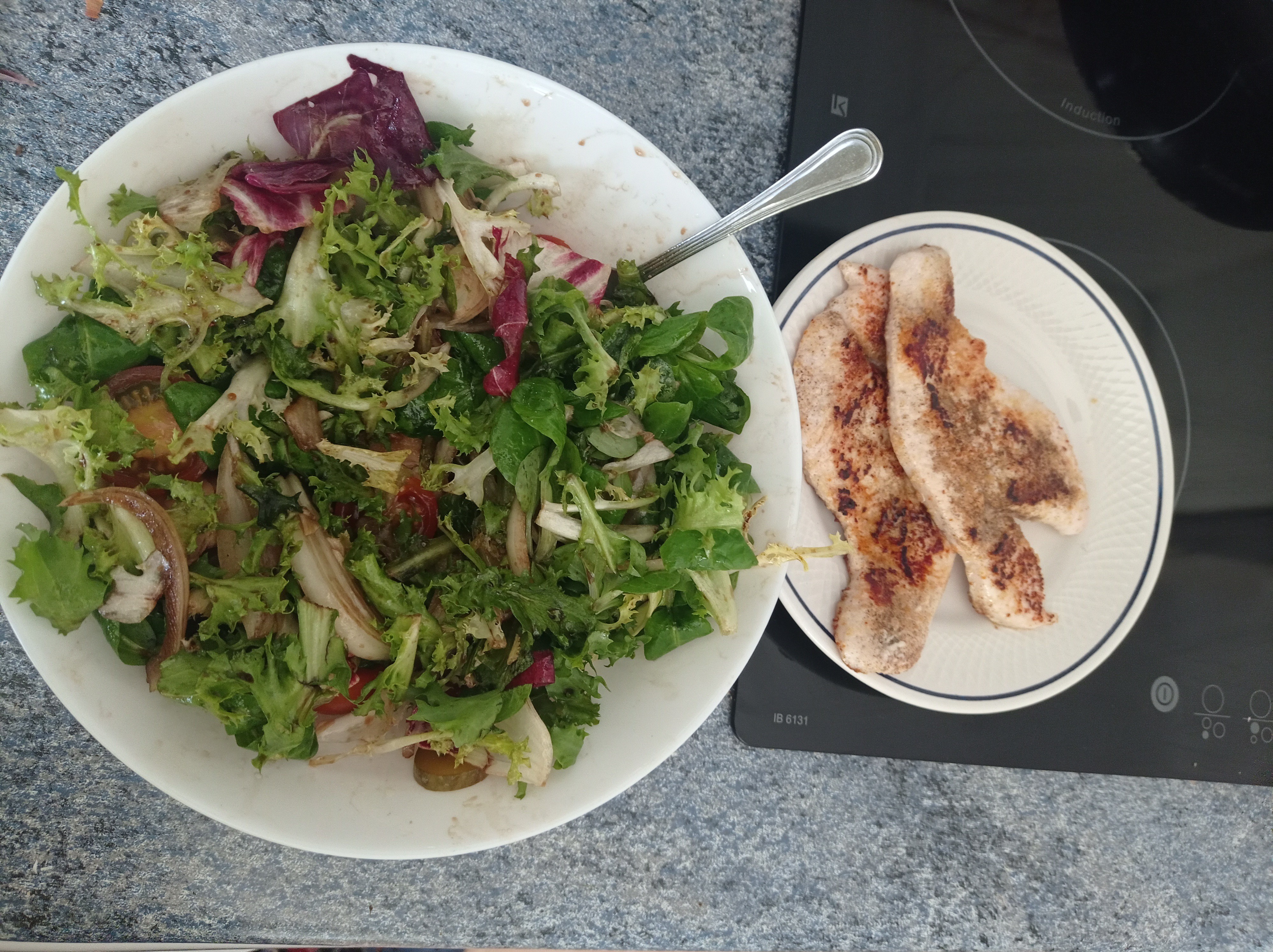 Ensalada y pollo a la plancha