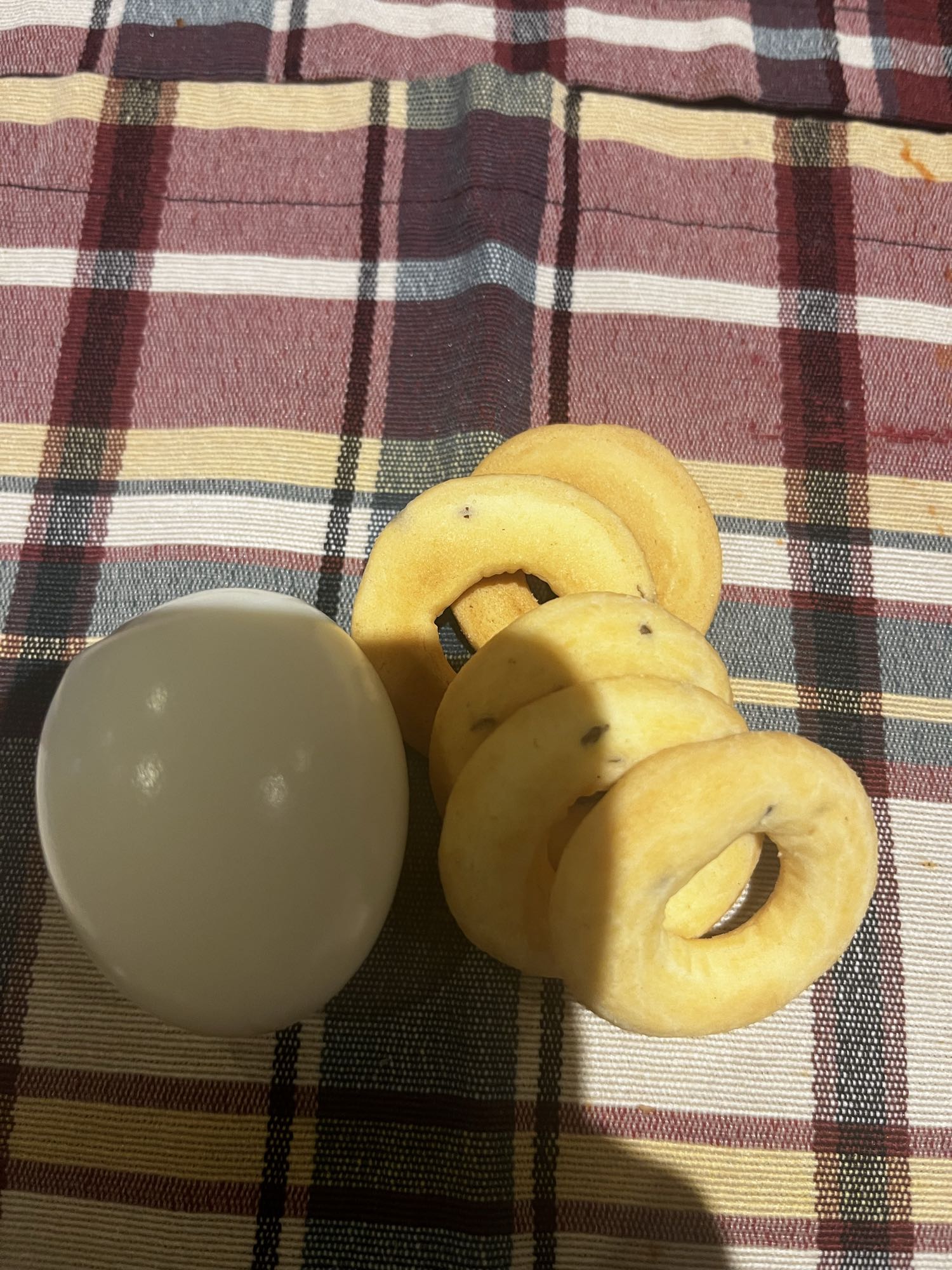 Huevo y galletas saladas