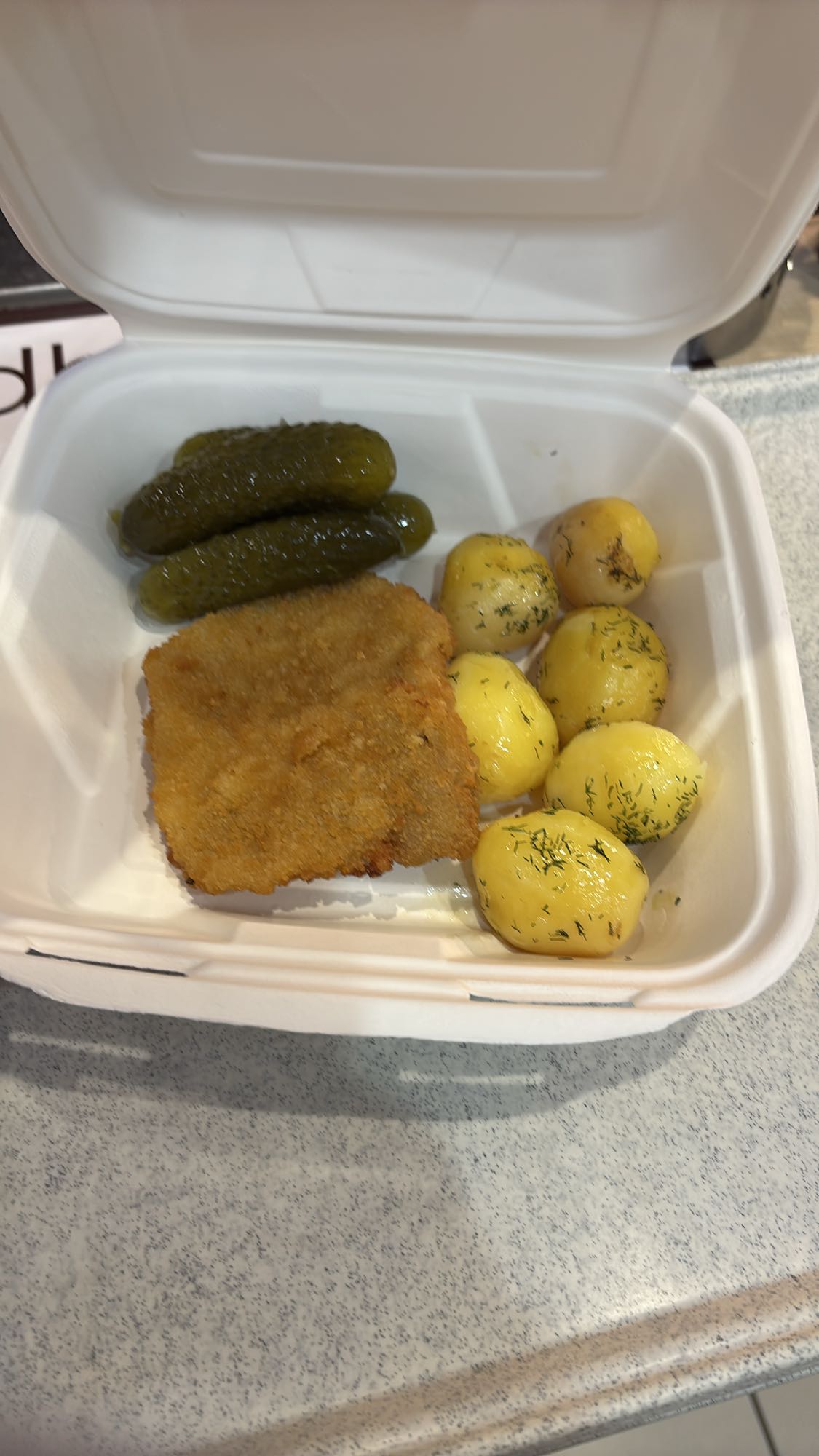 Kotlet, ziemniaki, ogórki