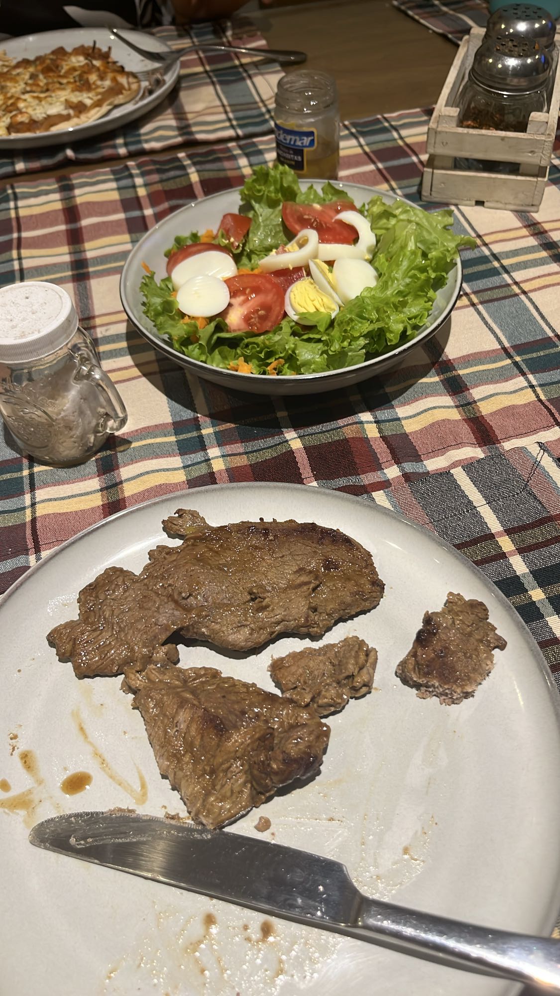 Bistec con ensalada mixta