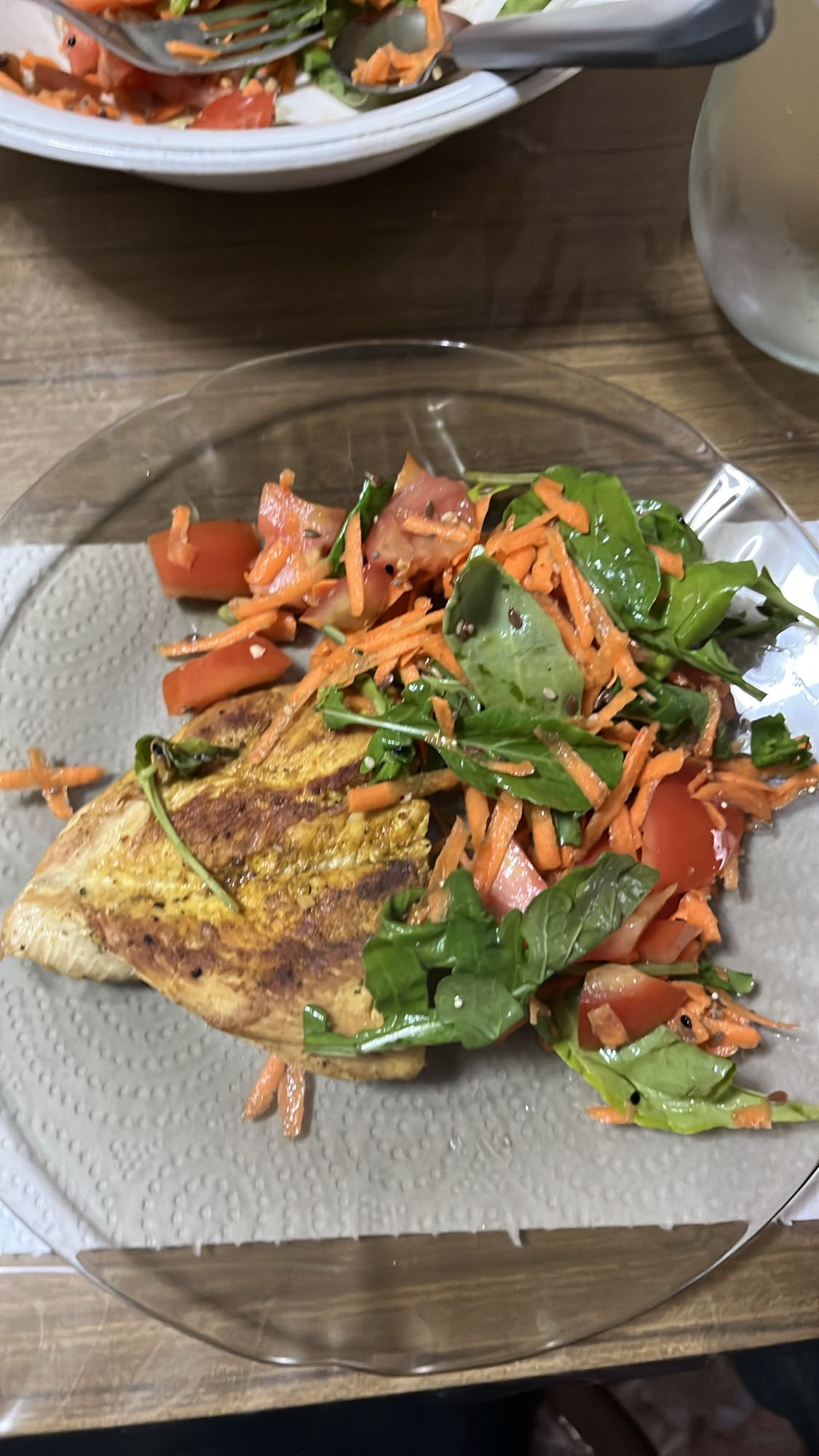 Pollo a la plancha con ensalada