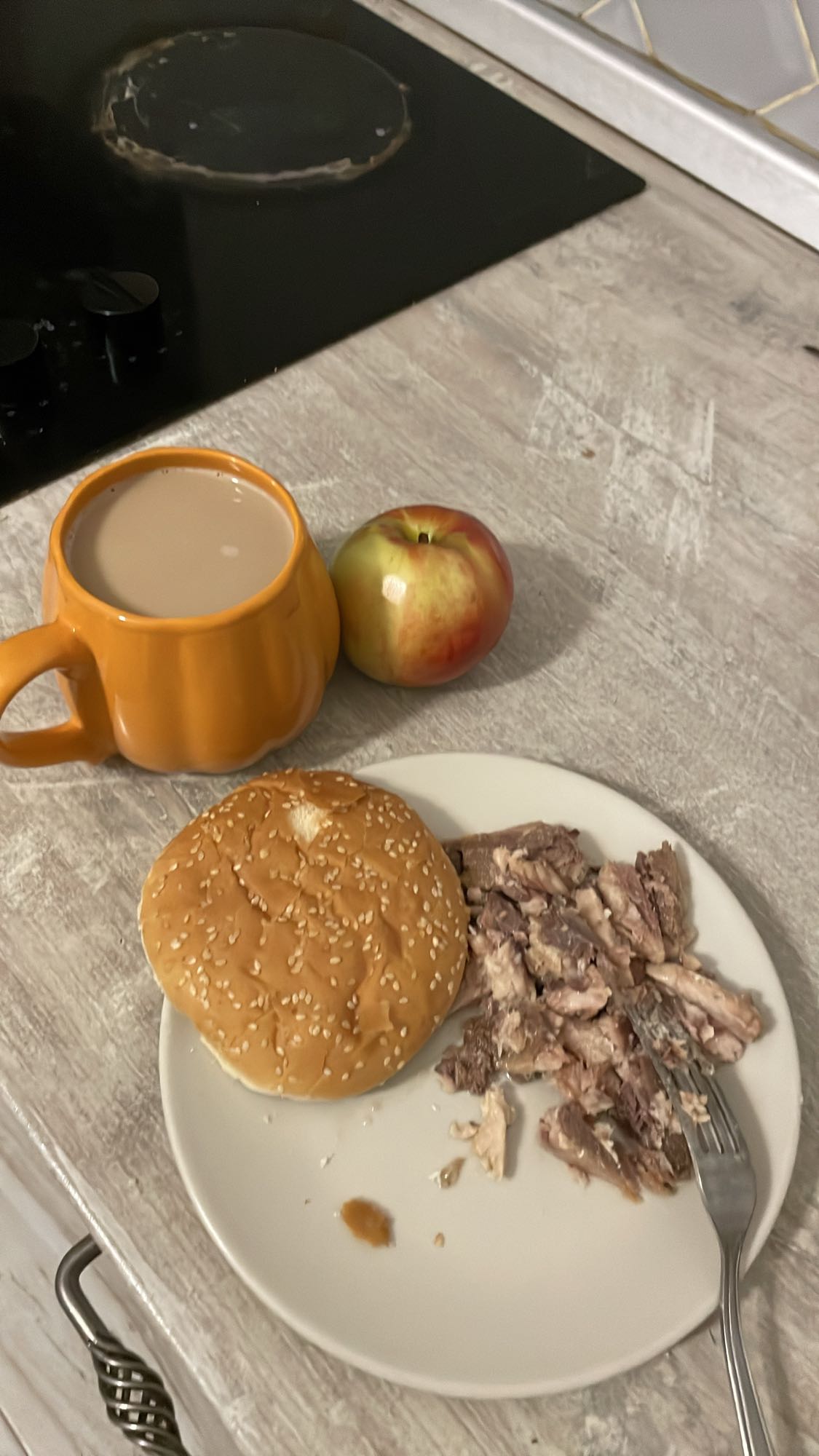 Sandviș cu carne și ceai