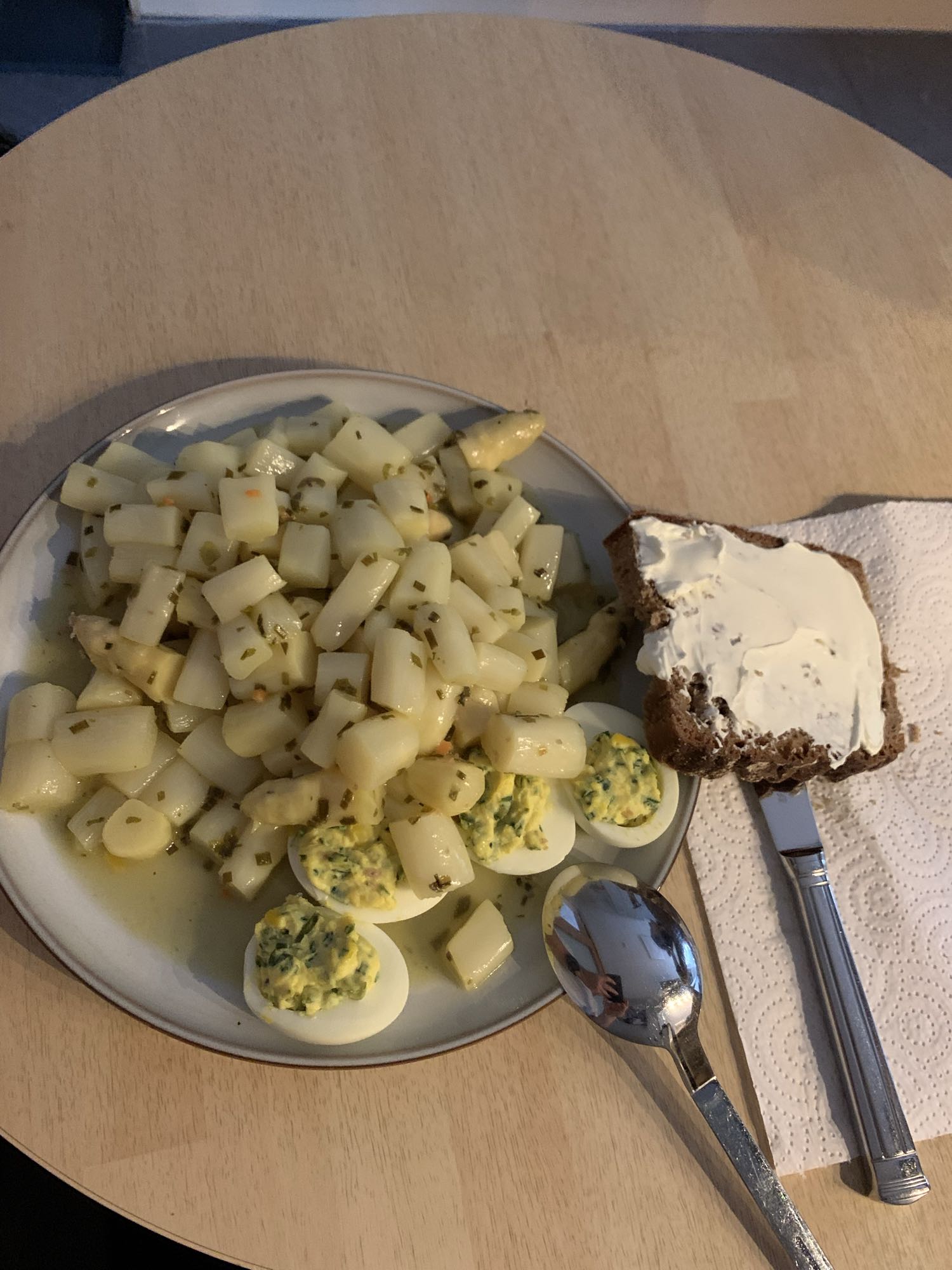 Spargel mit Eiern und Brot