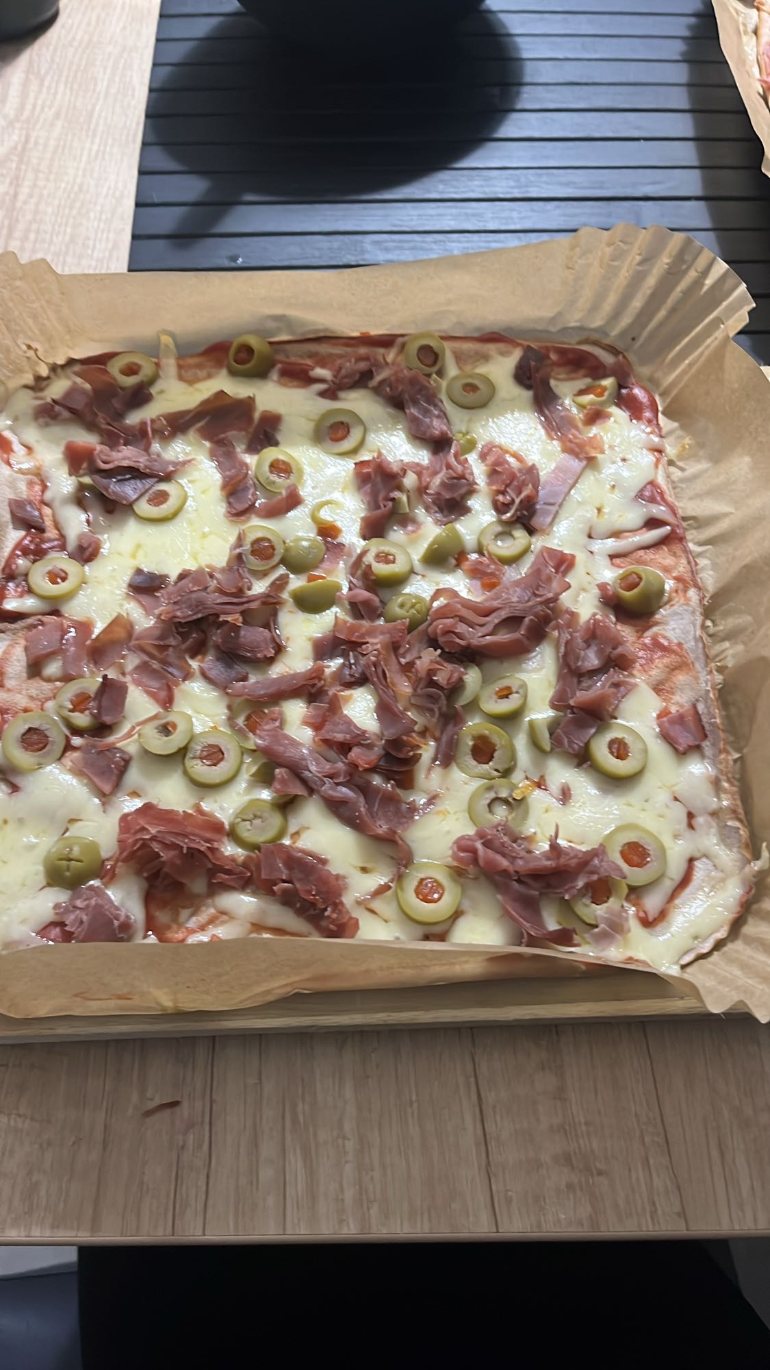 Pizza cu șuncă și măsline