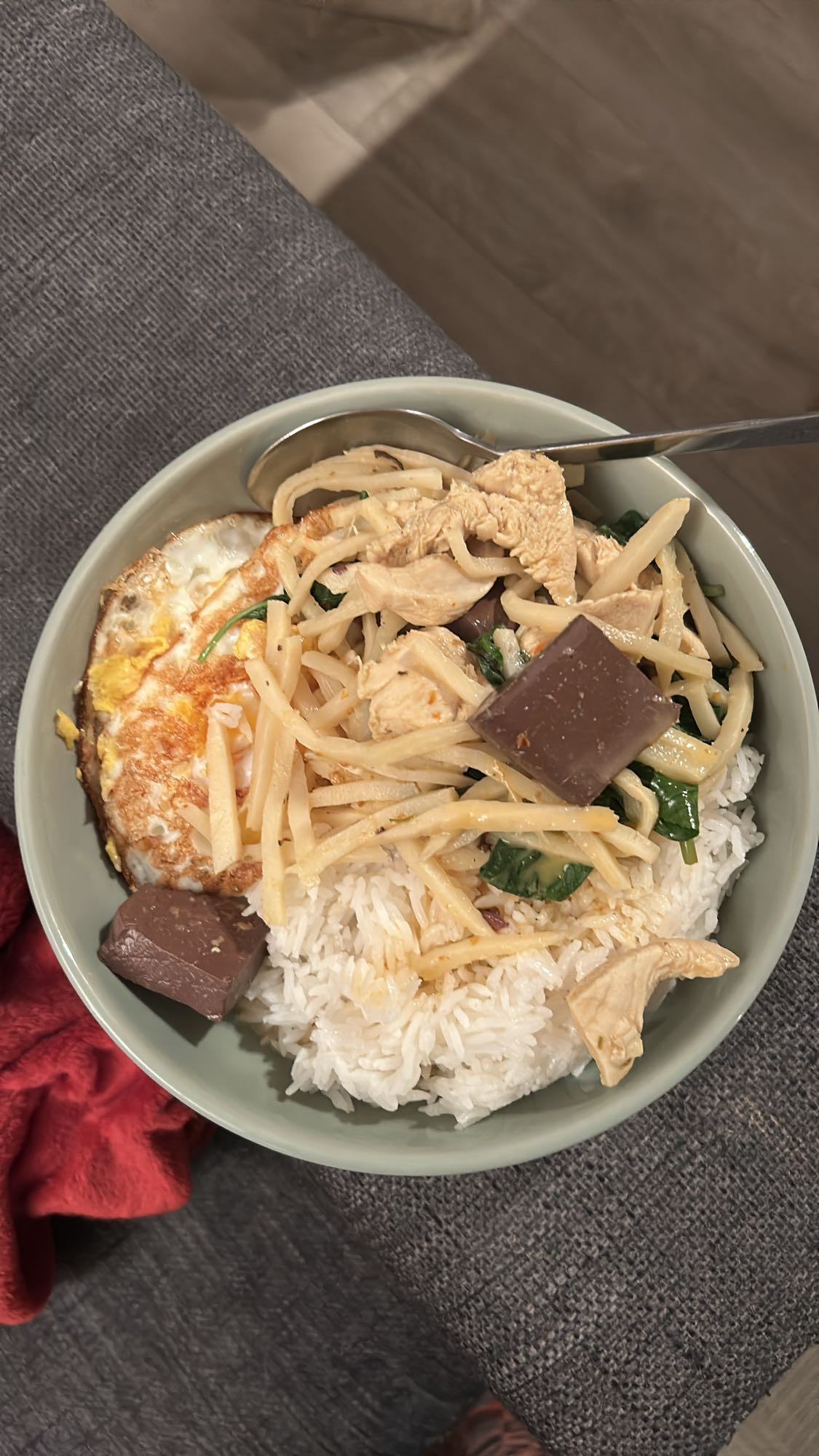 Kylling med ris og egg