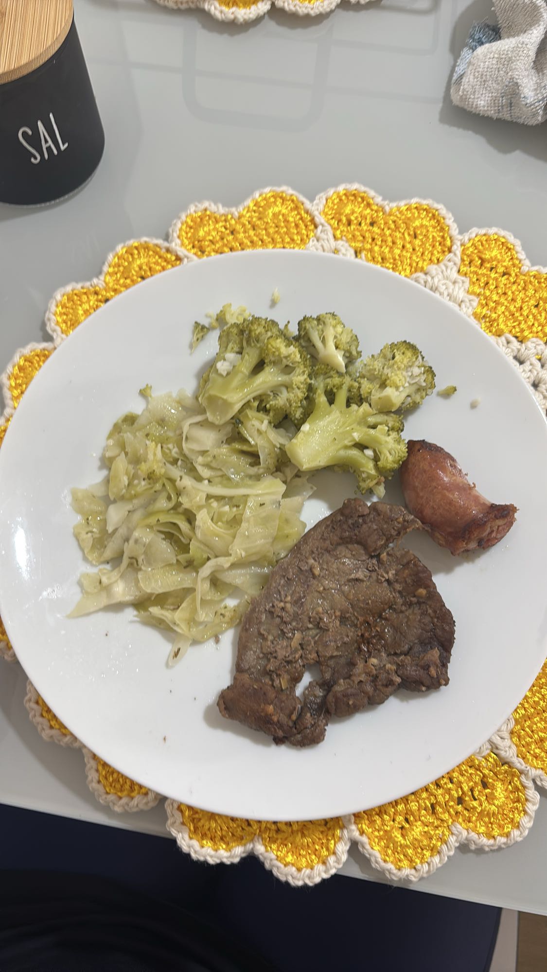 Prato de carne, legumes e linguiça