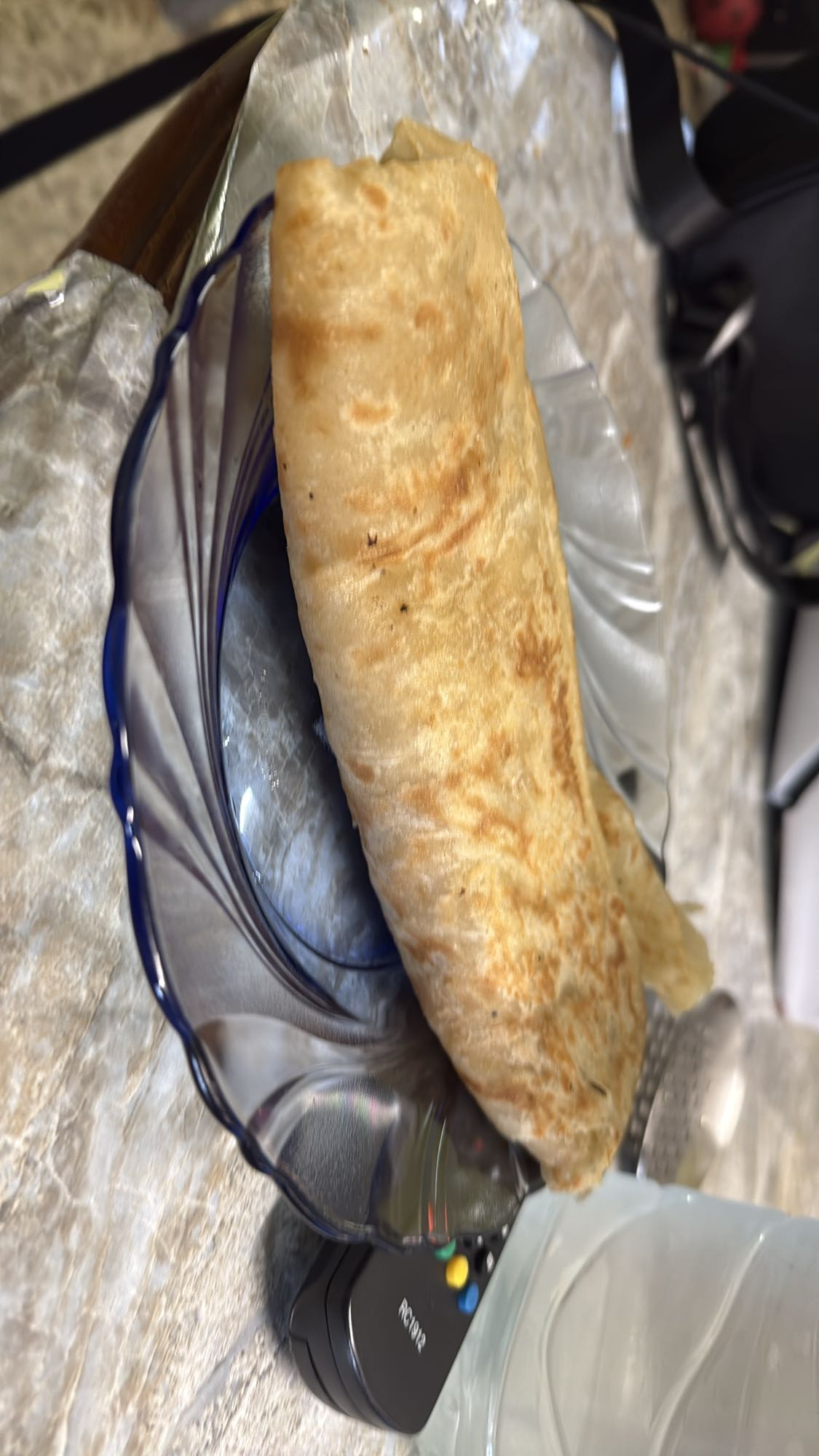 Rollo de pan relleno con pollo asado y tortilla de huevo