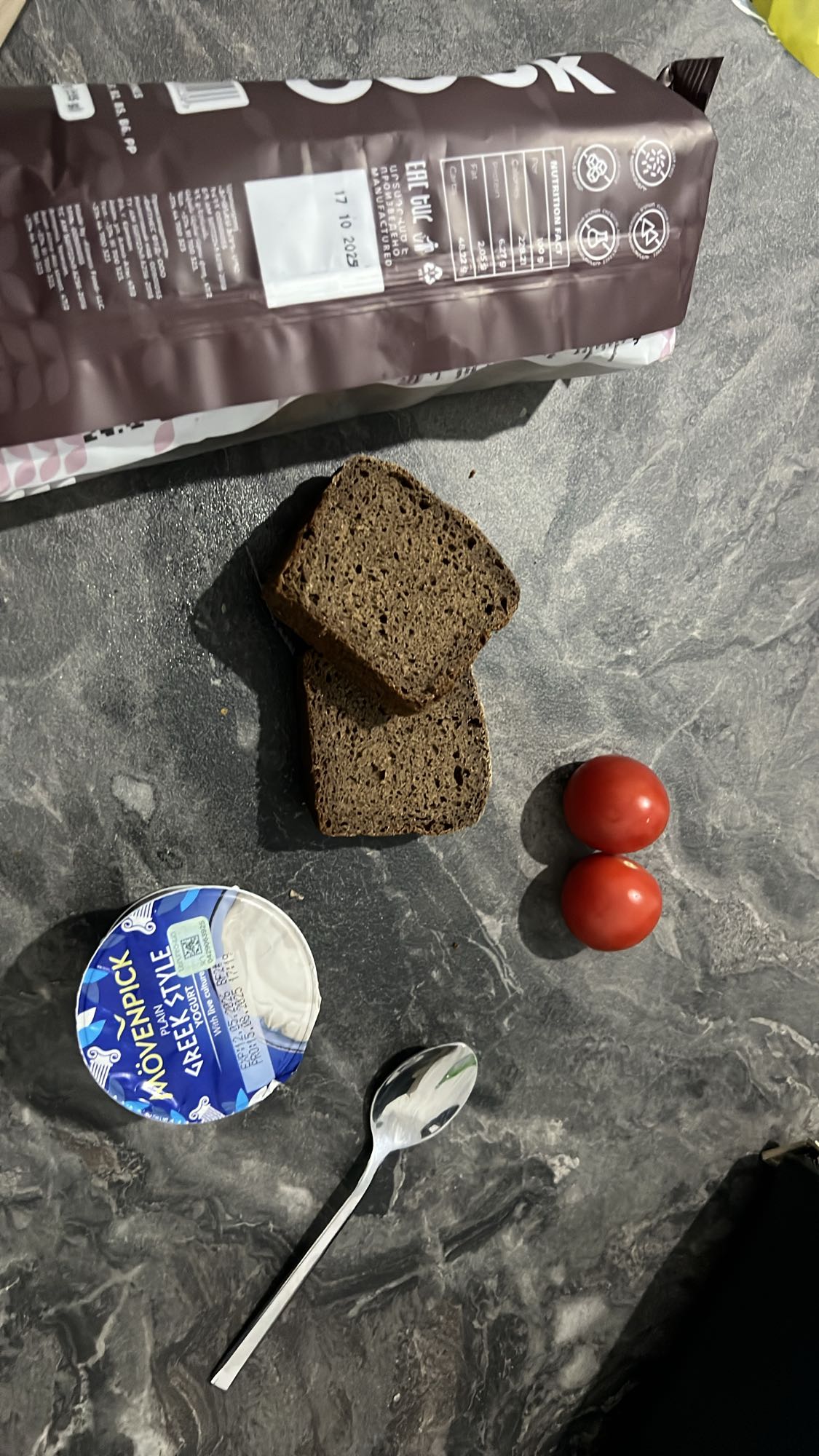 սև հաց, յոգուրտ, լոլիկ