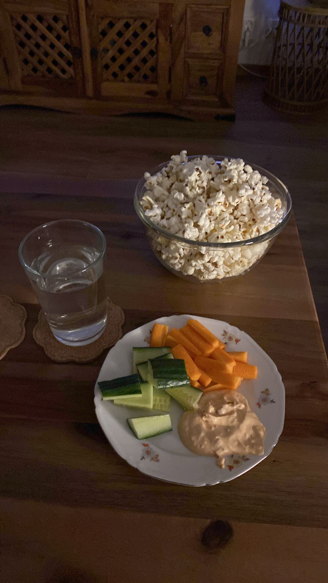 Popcorn och grönsaksfat