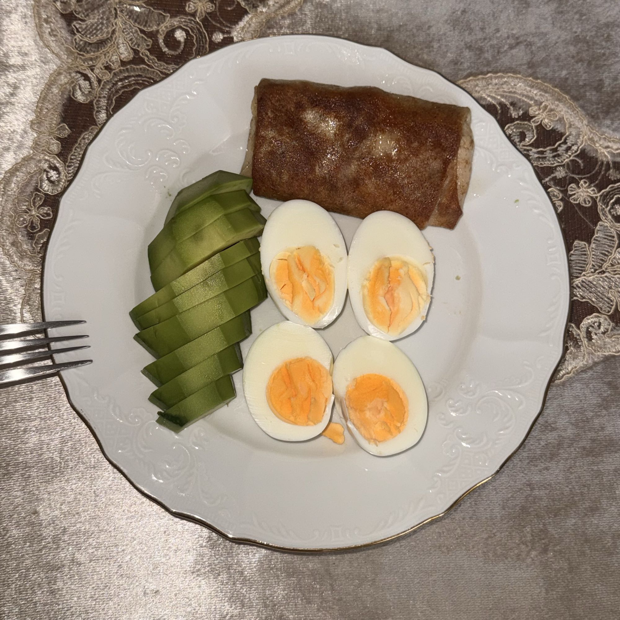 Яйца с авокадо и блин