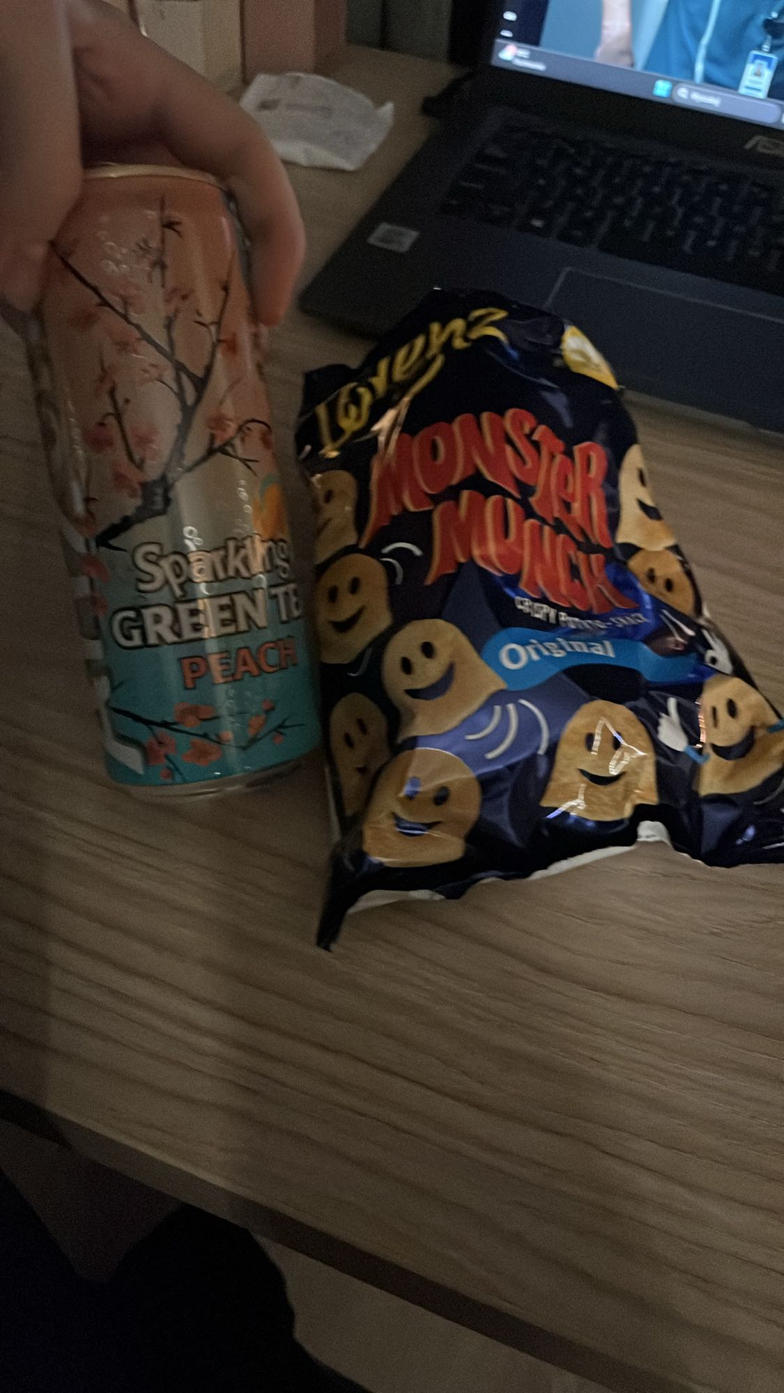 Herbata brzoskwiniowa i chipsy