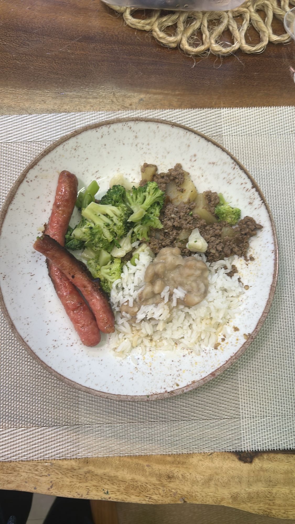 Arroz, feijão e salsicha
