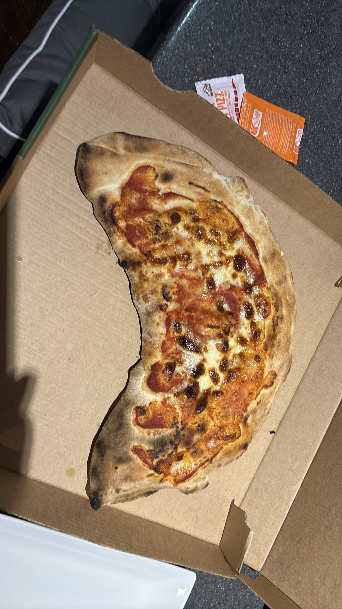 Pizza margherita brûlée