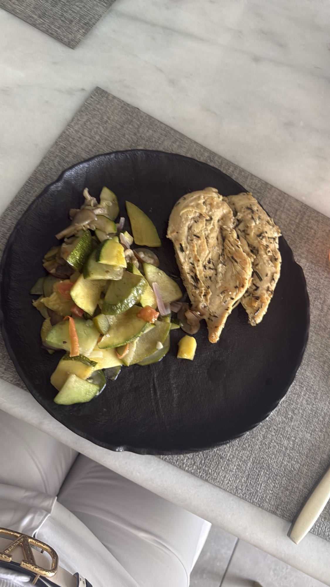 Pollo con verduras salteadas