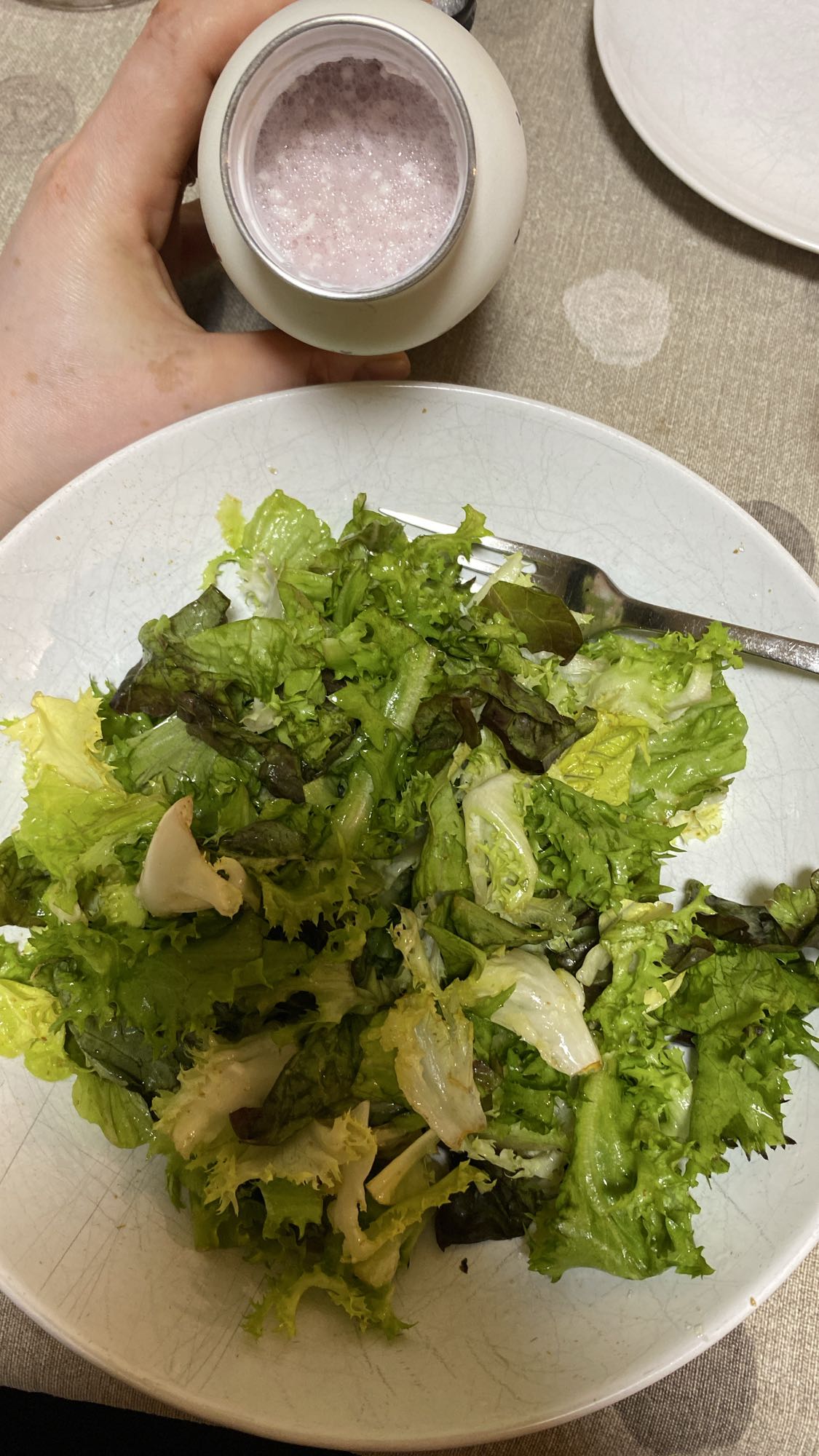 Ensalada verde con un batido de proteína 30 gramos