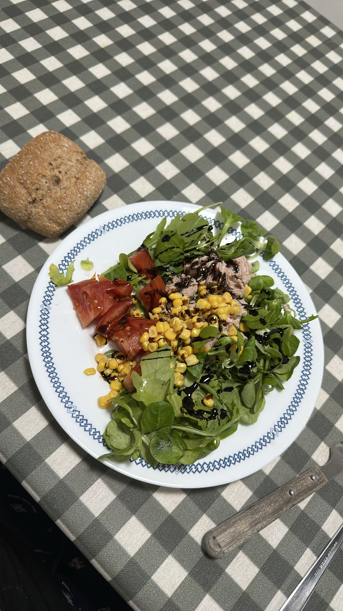Ensalada con atún y pan