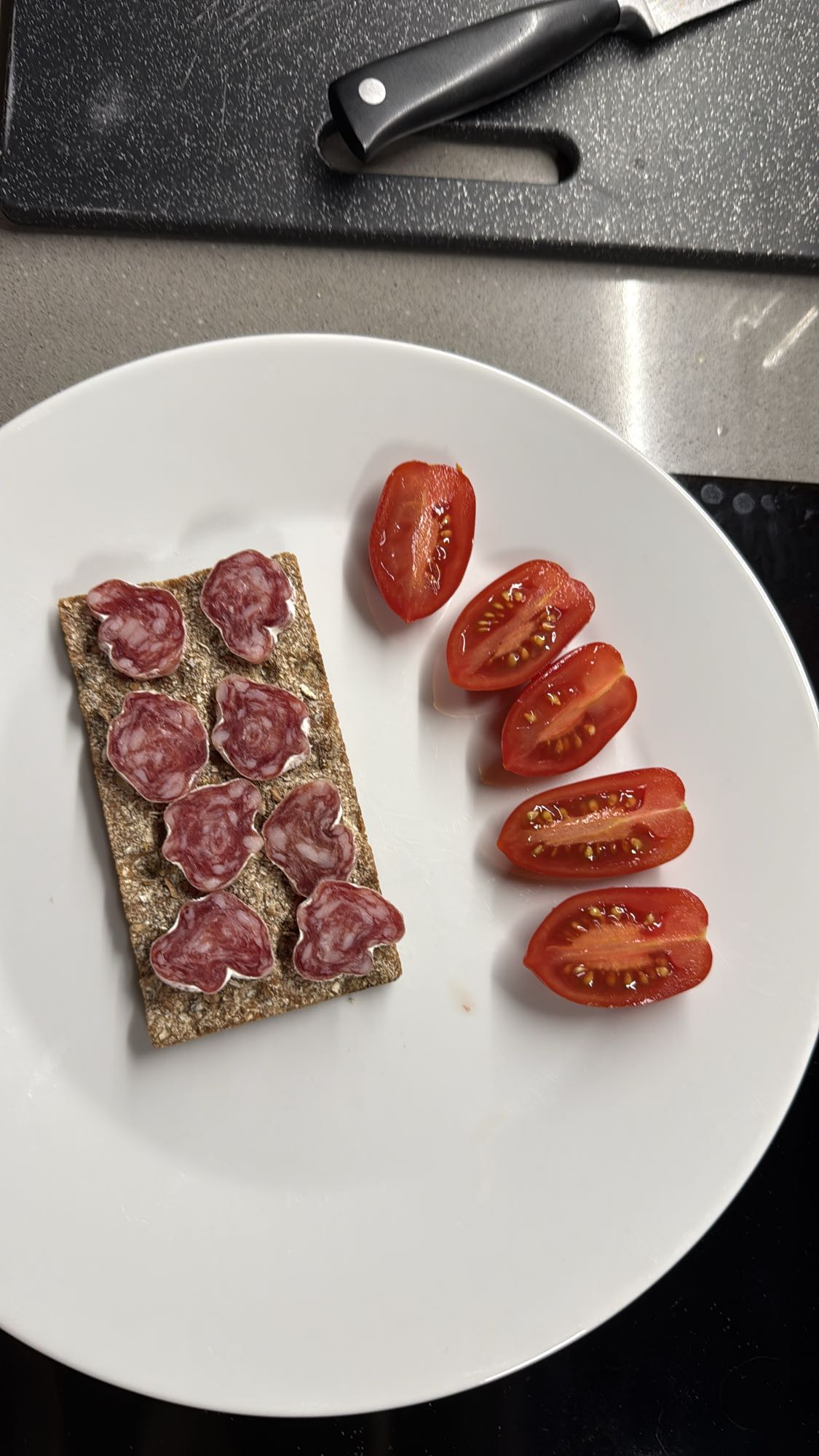 Chrupkie pieczywo z salami i pomidorem