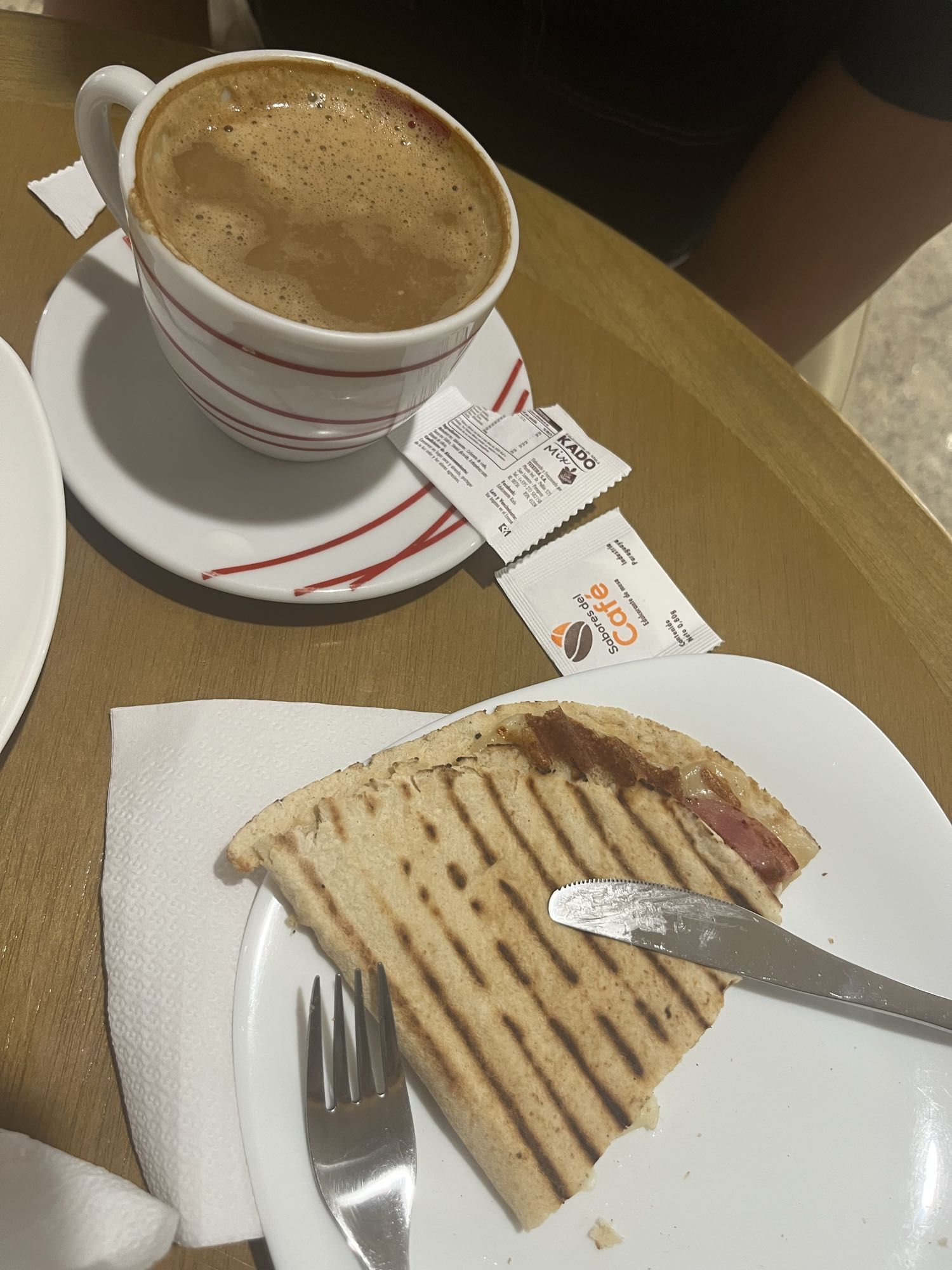 Café y sándwich mixto