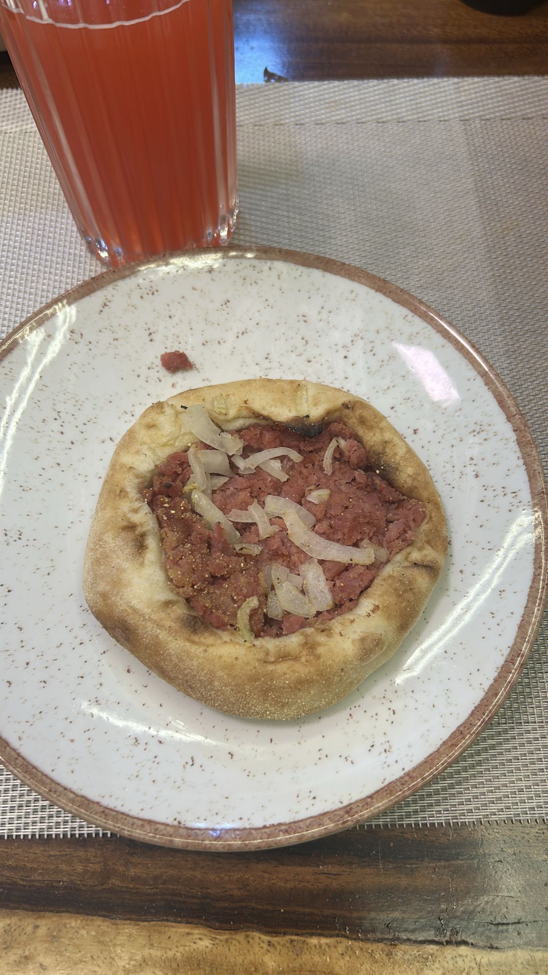 Esfiha de carne e suco