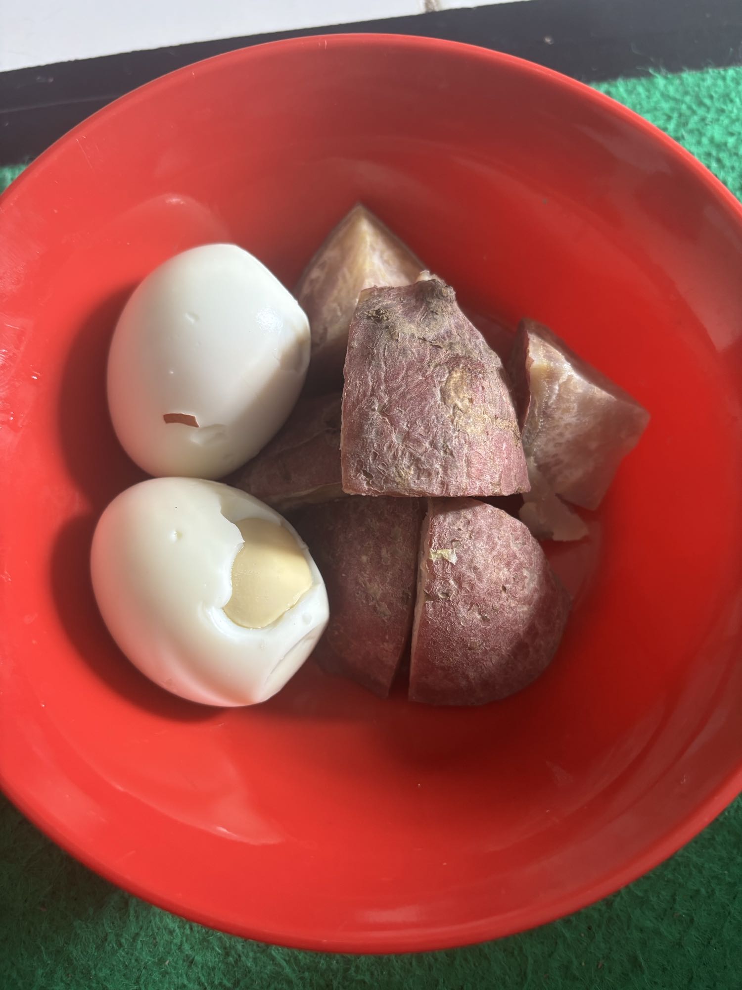 Telur rebus dan ubi ungu