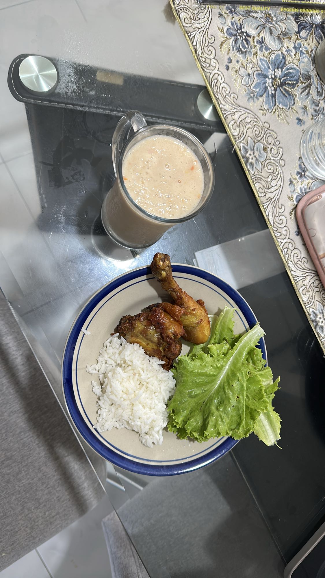 Chicken rice with smoothie
