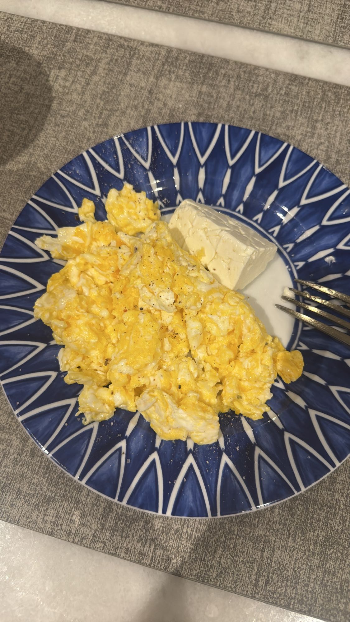 Huevos revueltos con queso