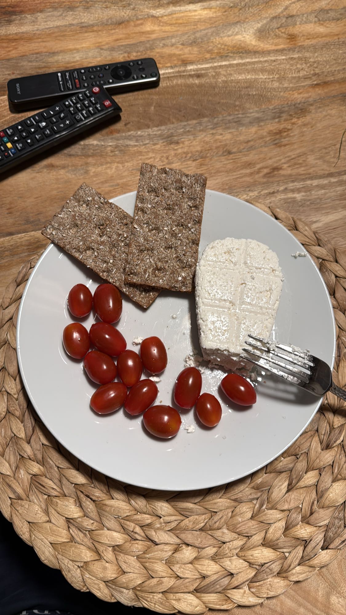 Twaróg, pomidorki, pieczywo chrupkie