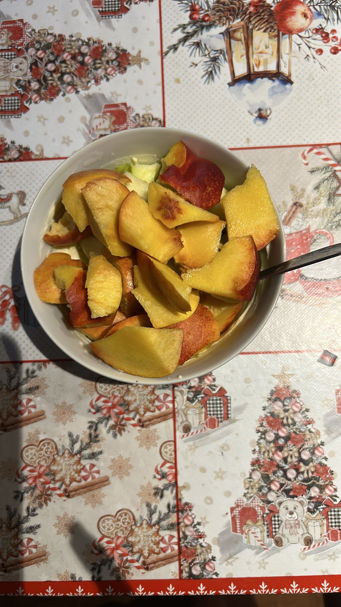 Iaurt grecesc cu pudră proteică, nectarină și măr verde