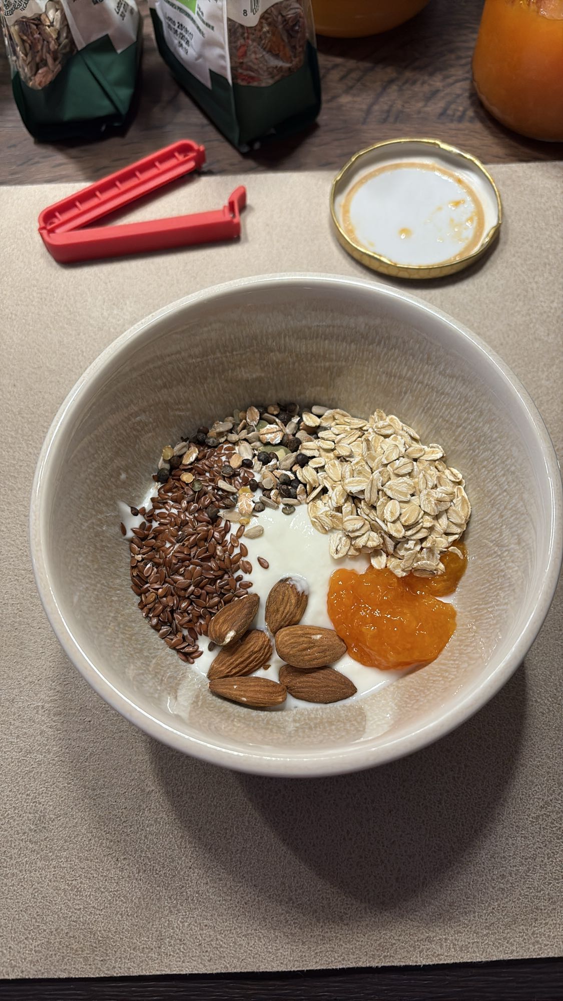 Yoghurt mit Müsli und Nüssen