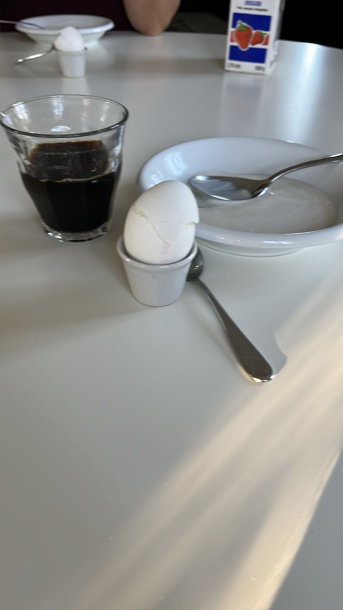 Ägg och yoghurtfrukost