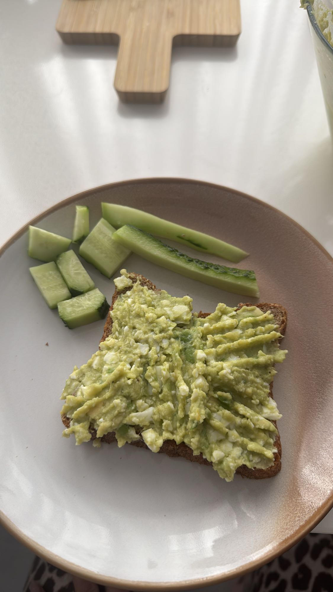 Toast cu avocado, ou și castravete