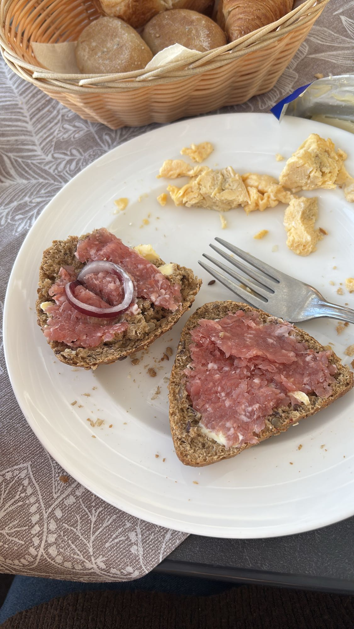 Vollkornbrot mit Salami