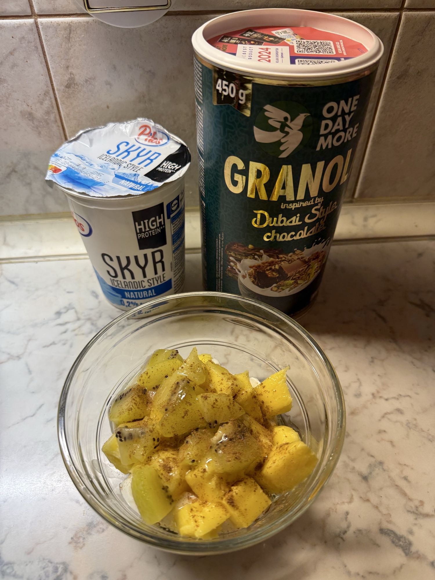 Skyr Fruit Granola Bowl