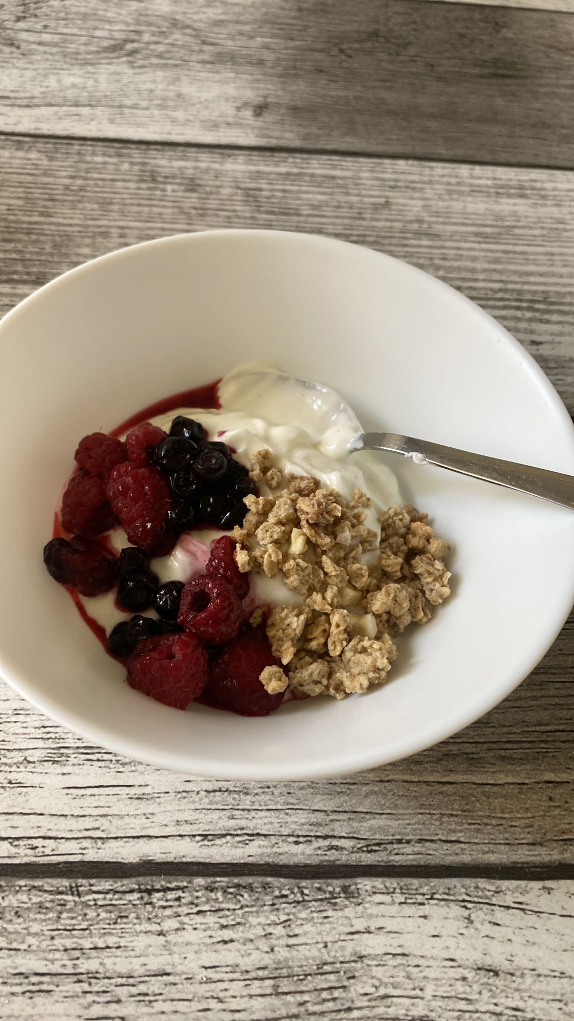 Lindahls yoghurtkvarg med granola, hallon och blåbär