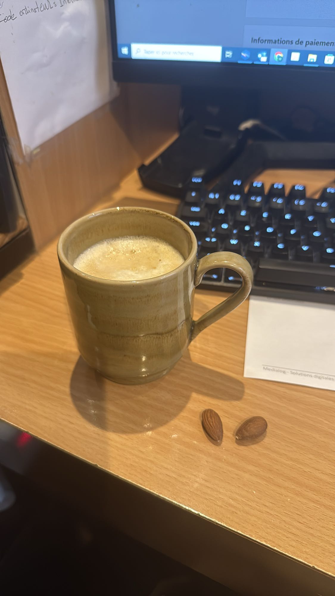 Café au lait et amandes