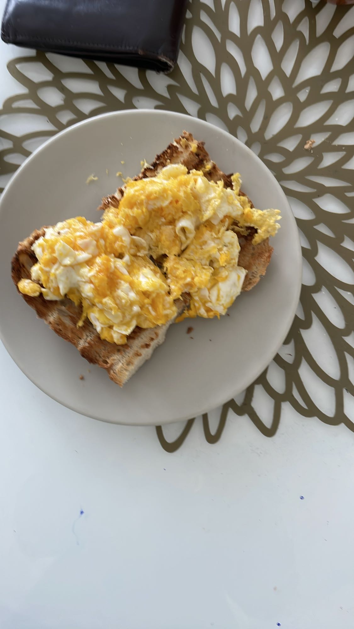 Toast cu ouă jumări