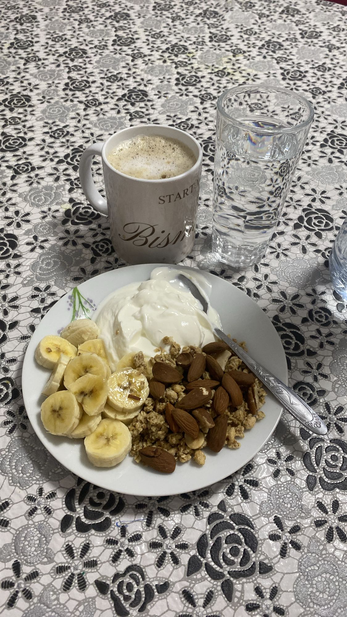 Desayuno con yogur y café