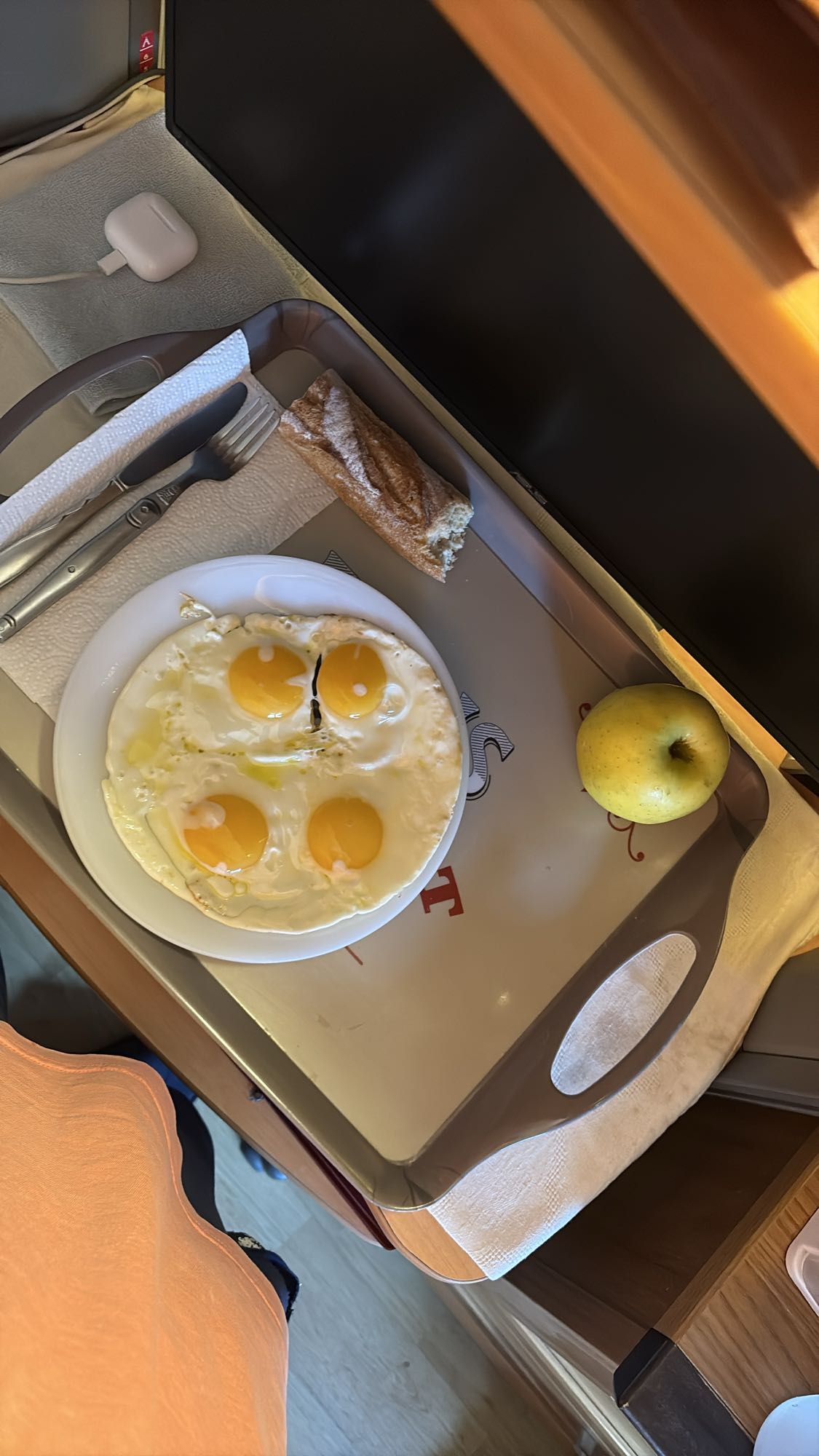 Œufs et fruits matin