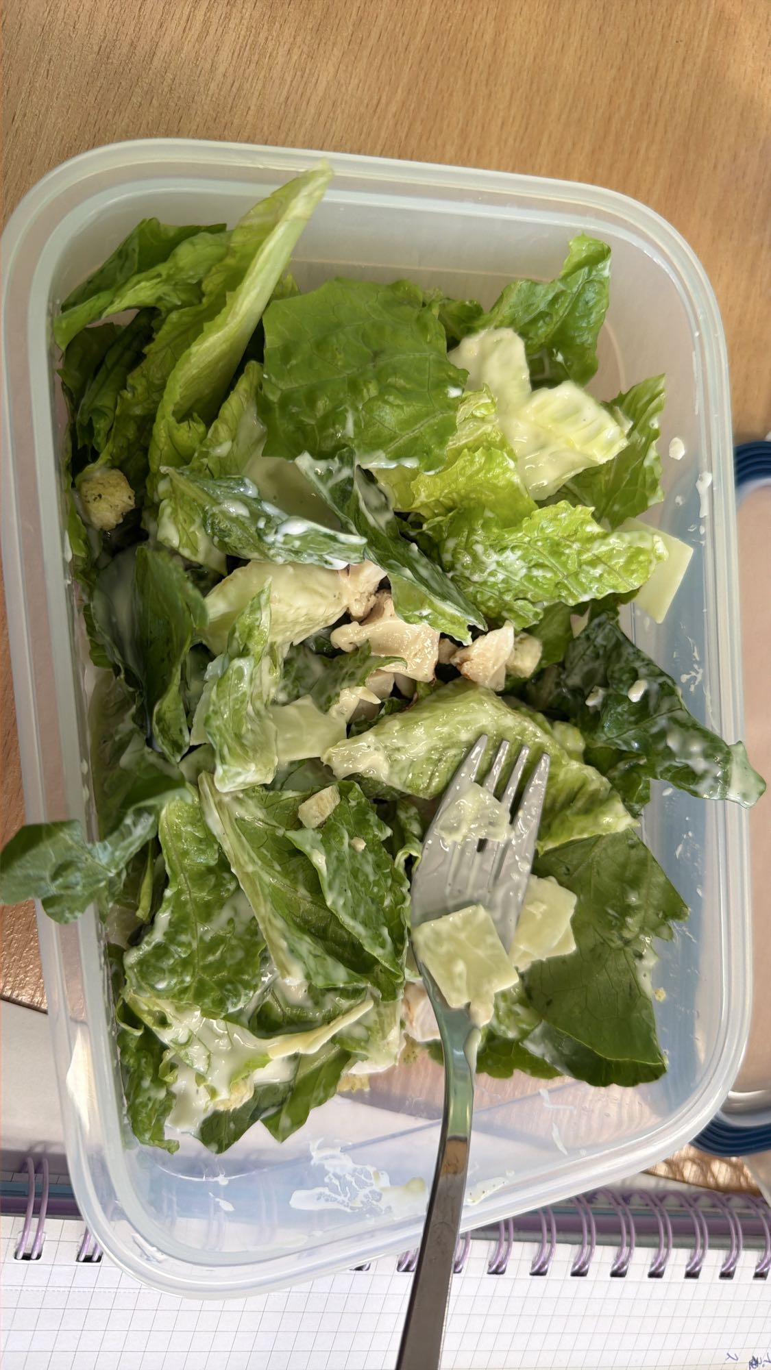 Sałatka z kurczakiem grzankami parmezanem i sosem czosnkowym