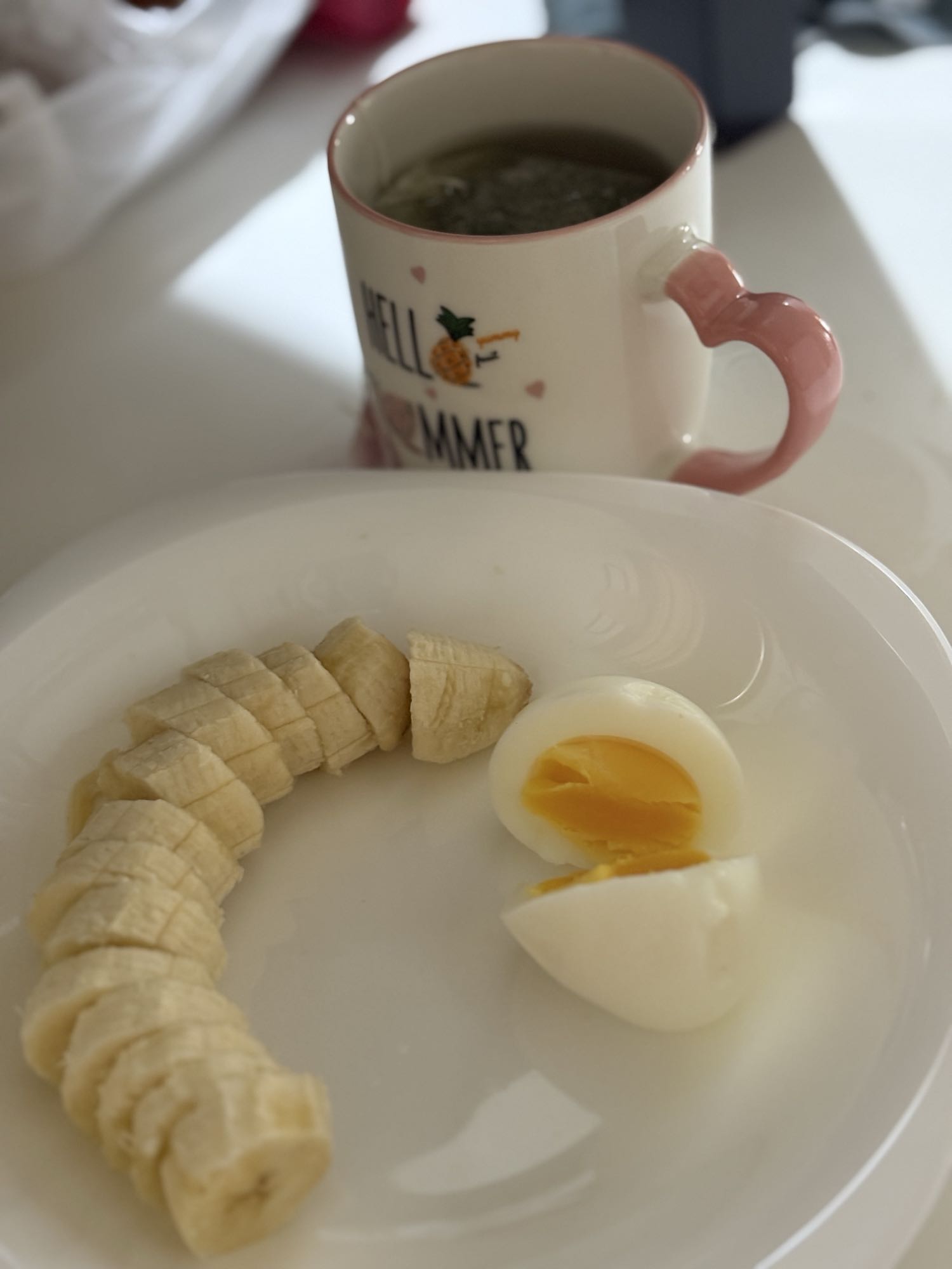 Petit-déjeuner banane œuf thé
