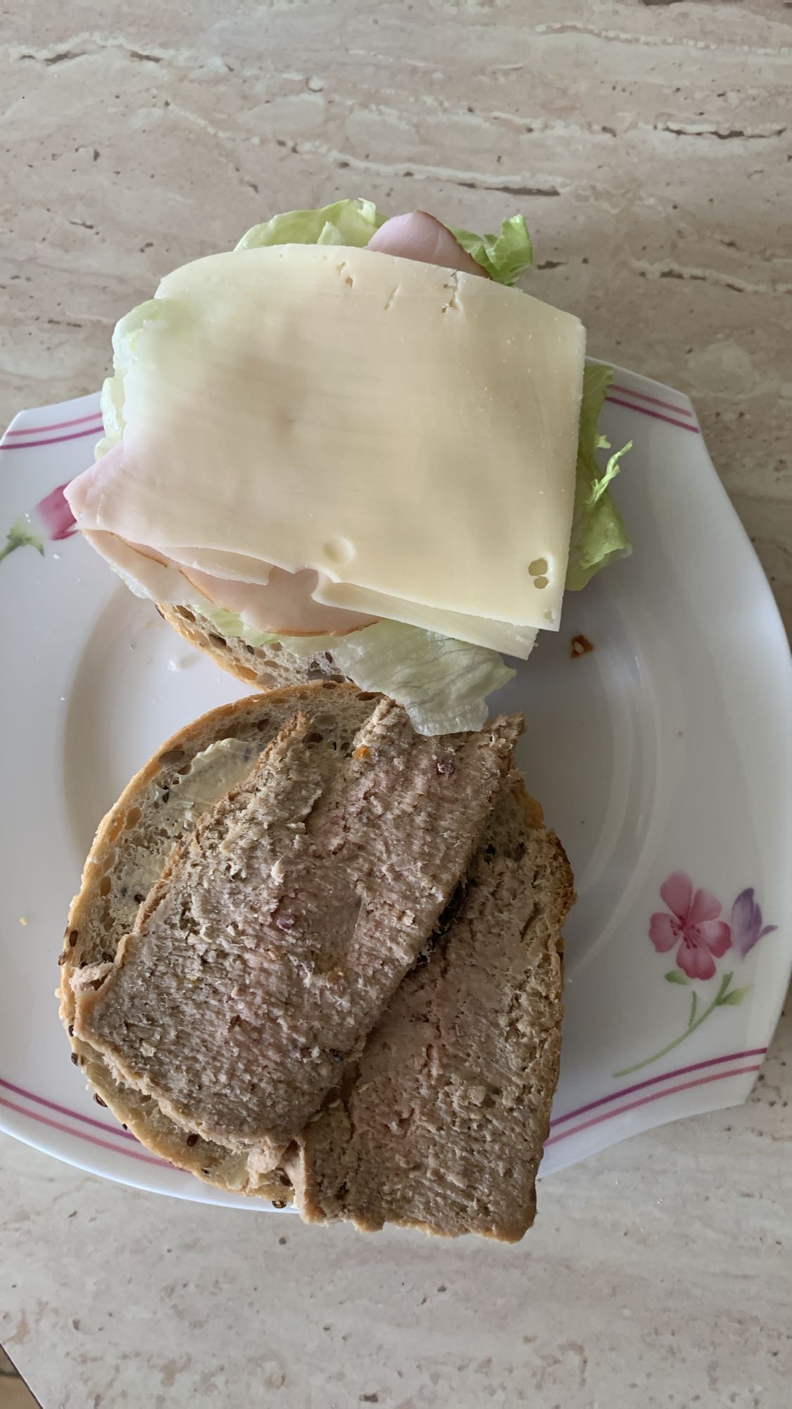 Kanapka z pasztetem i serem